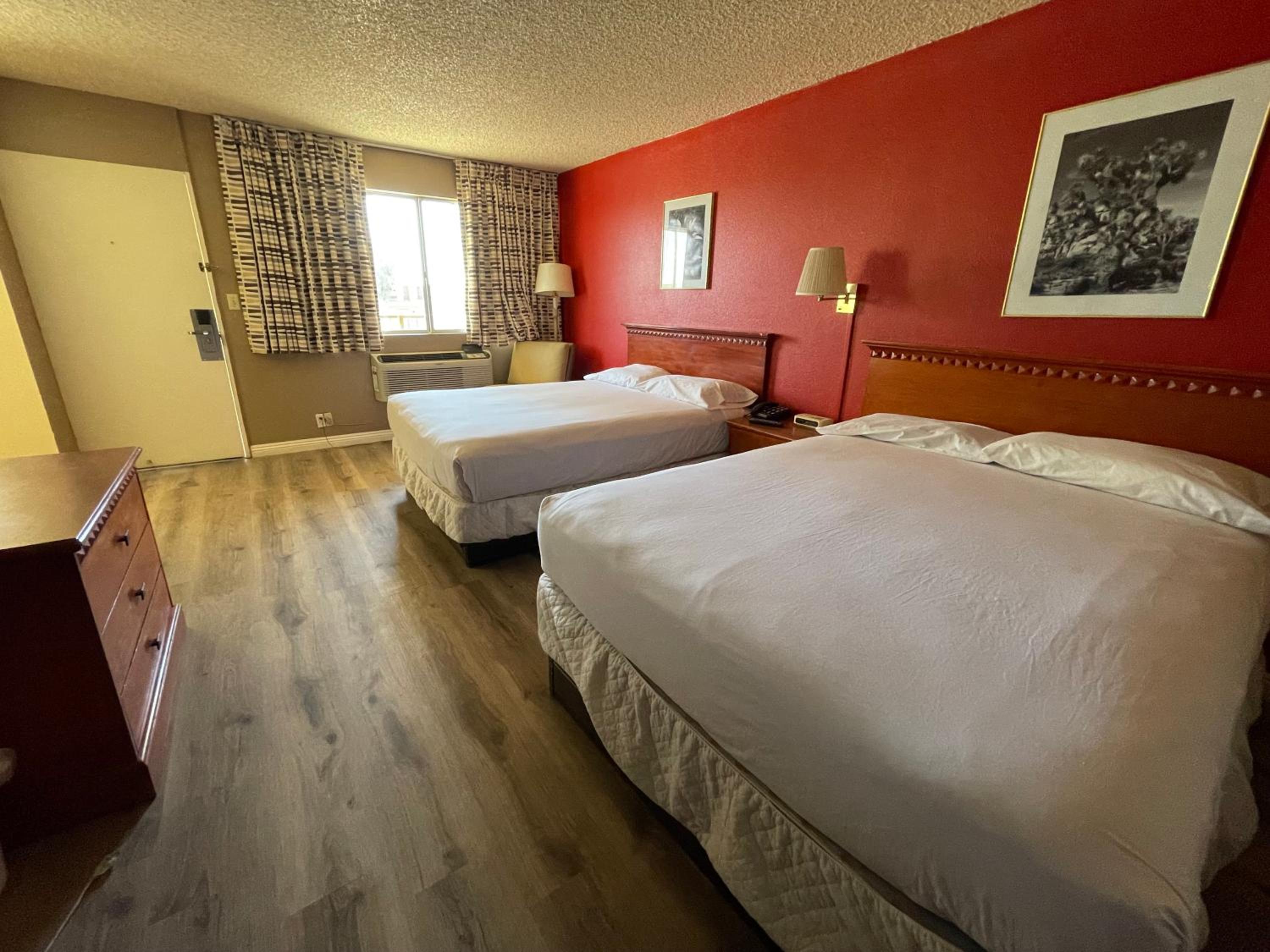 Queen Room with Two Queen Beds and Kitchenette - Non-Smoking - Photo 3