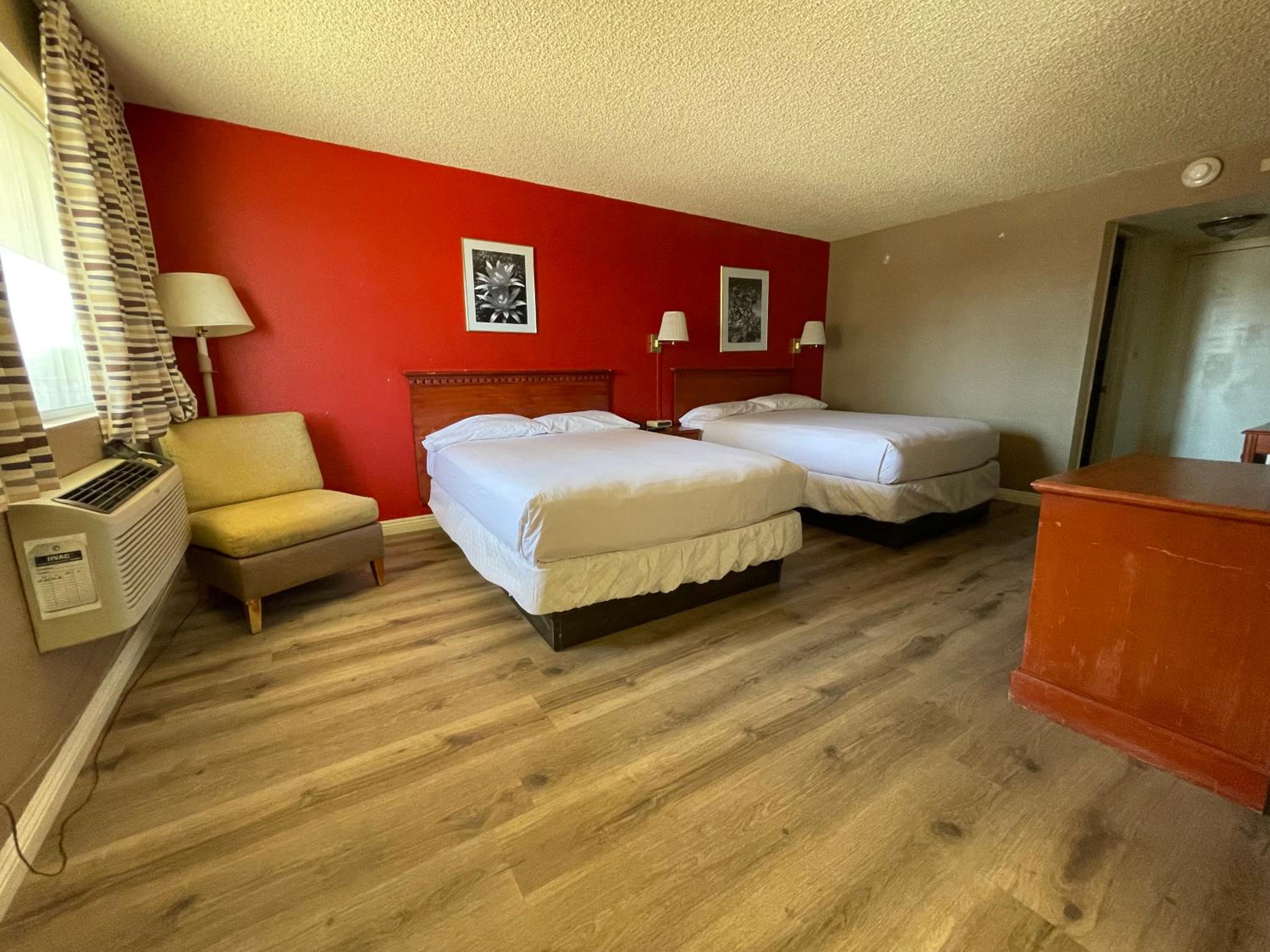 Queen Room with Two Queen Beds and Kitchenette - Non-Smoking - Photo 2