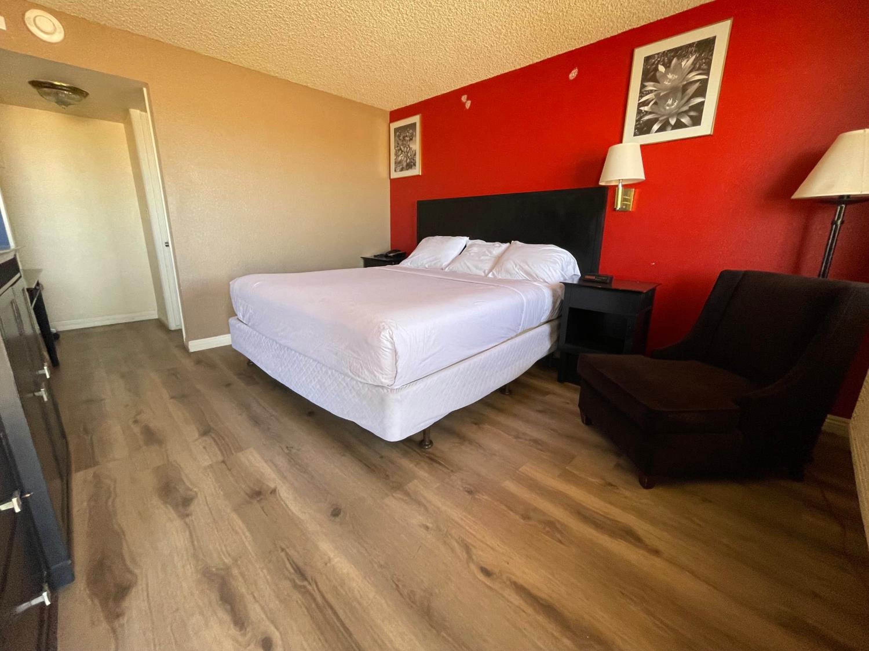 1 King Bed, Mobility Accessible Room, Bathtub w/ Grab Bars, Non-Smoking - Photo 4