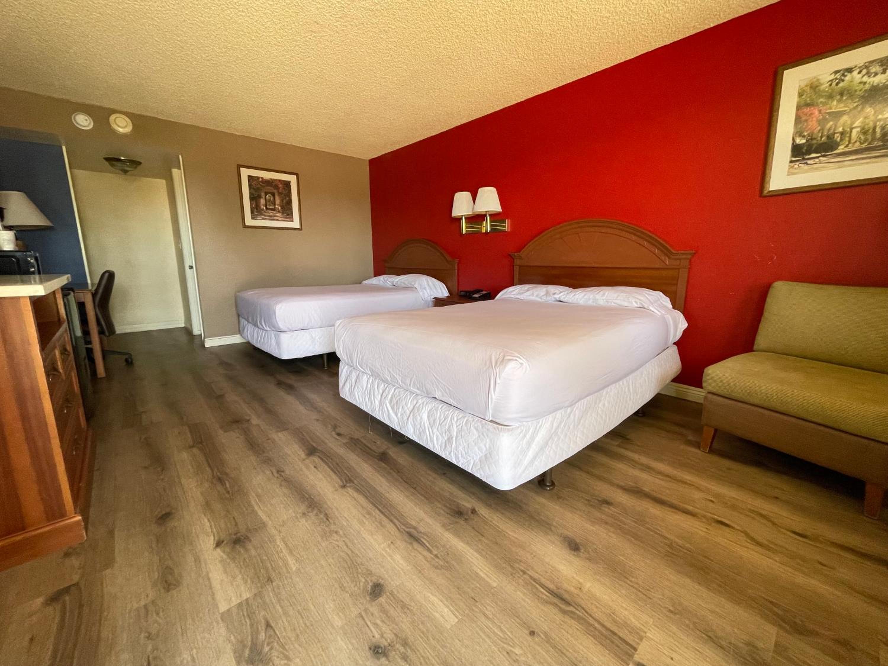 Queen Room with Two Queen Beds - Non-Smoking - Photo 3