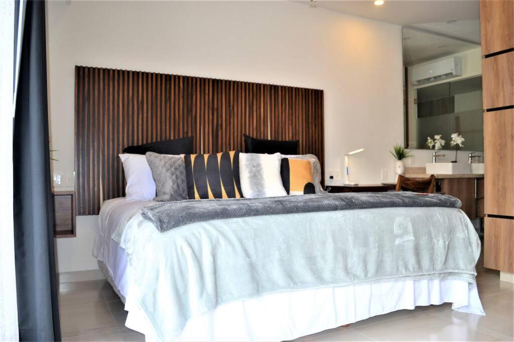 One-Bedroom Apartment photo 1