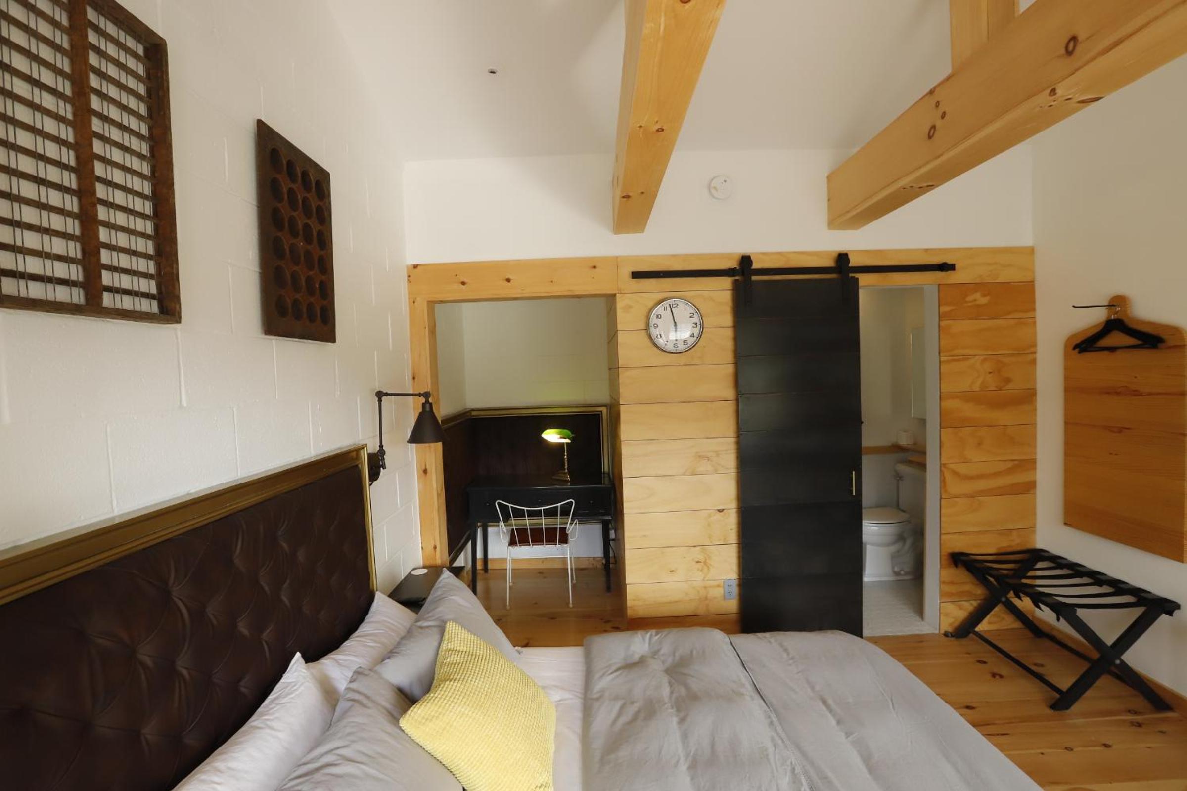 Double Room with Private Bathroom - Photo 19