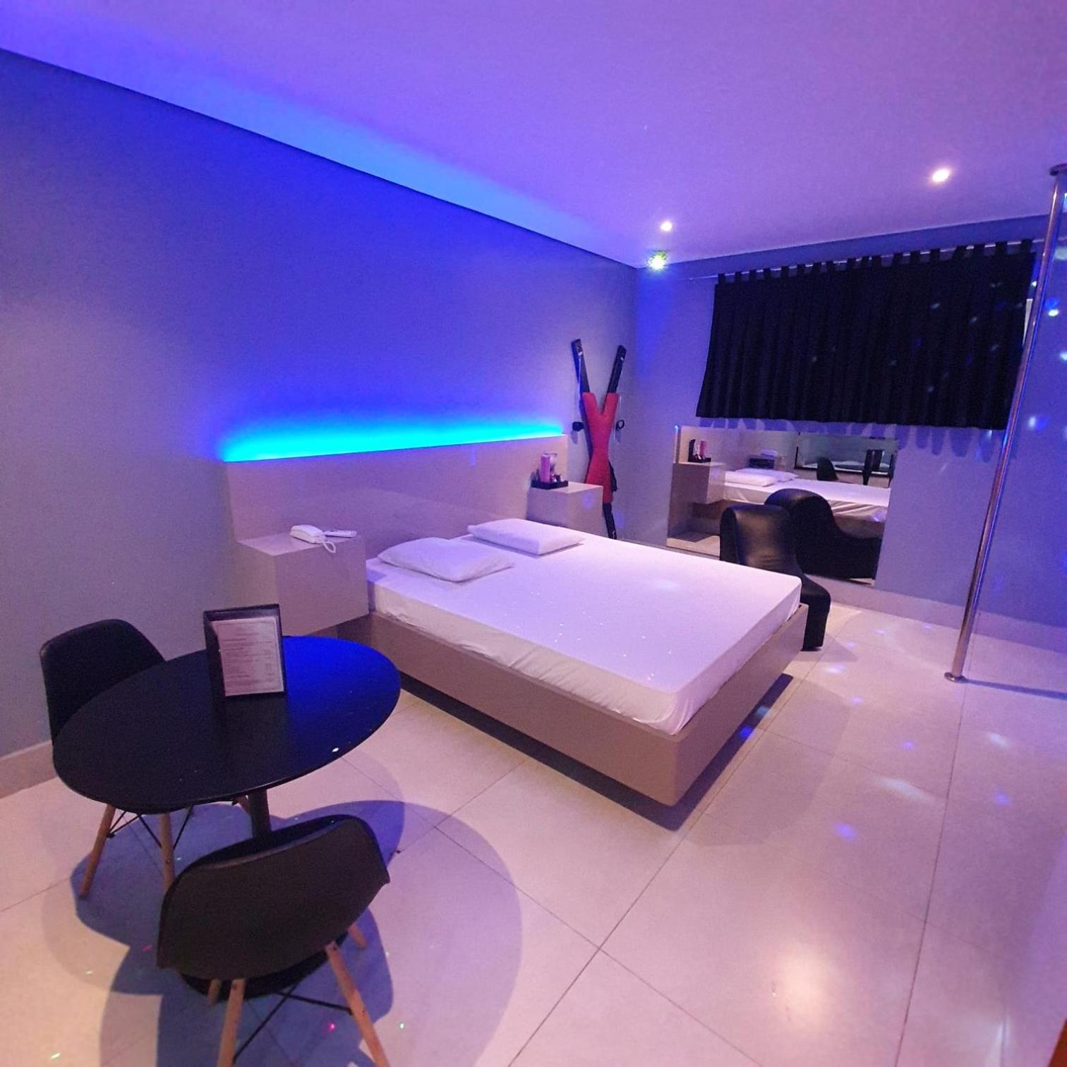 Deluxe Suite with Spa Bath - Photo 3