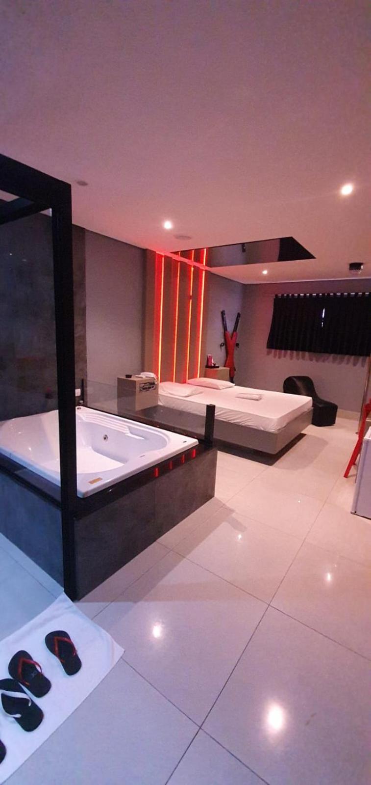 Deluxe Suite with Spa Bath - Photo 5