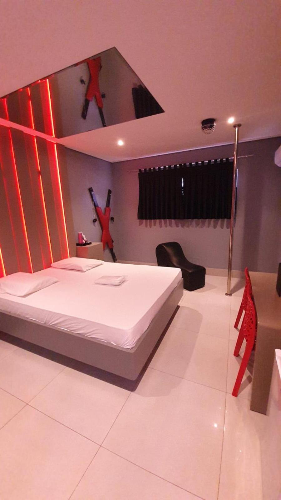 Deluxe Suite with Spa Bath - Photo 8