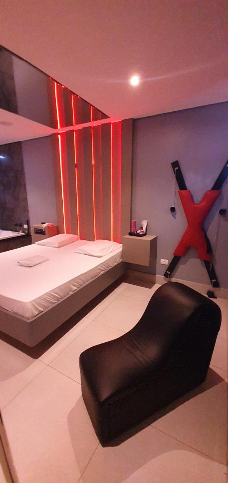 Deluxe Suite with Spa Bath - Photo 11