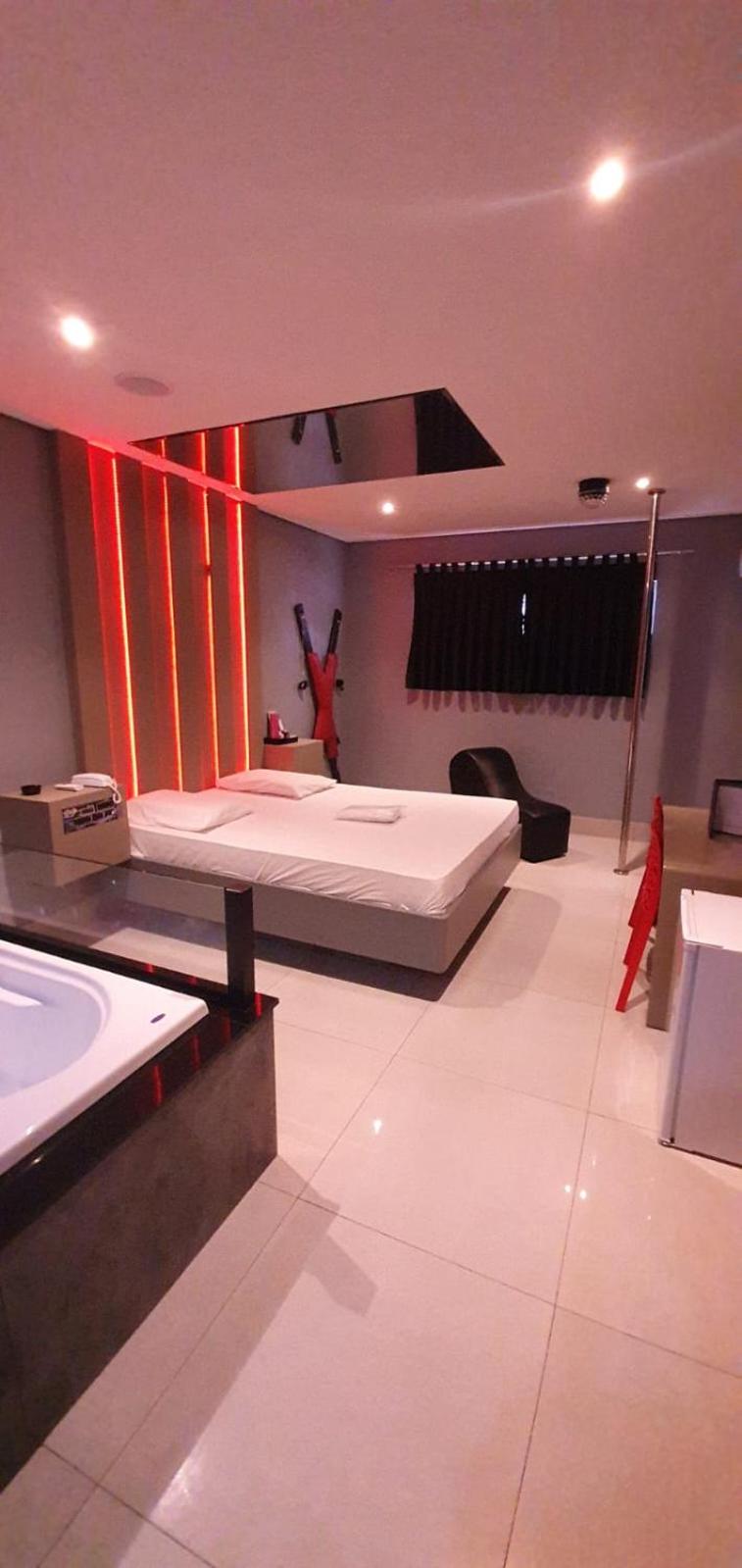 Deluxe Suite with Spa Bath - Photo 12