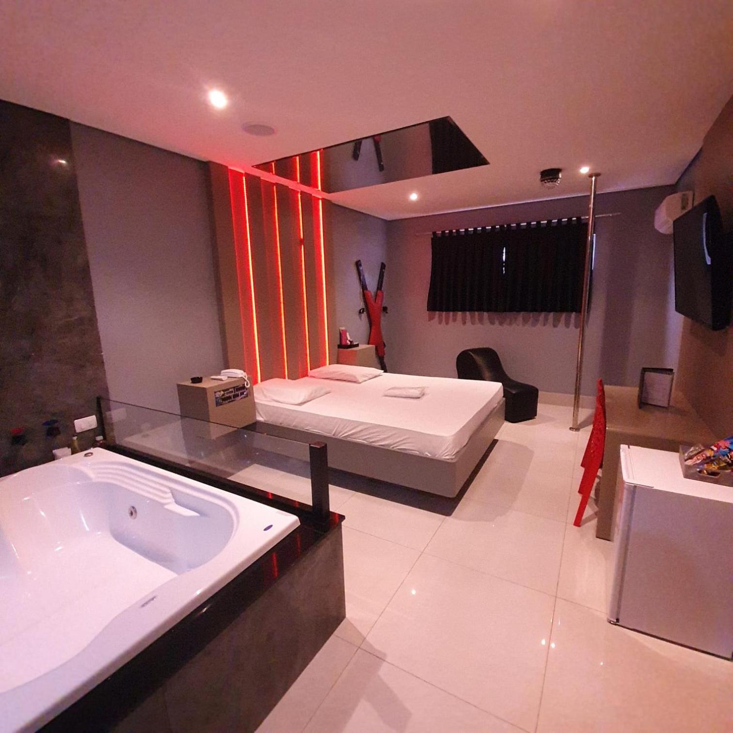 Deluxe Suite with Spa Bath - Photo 13