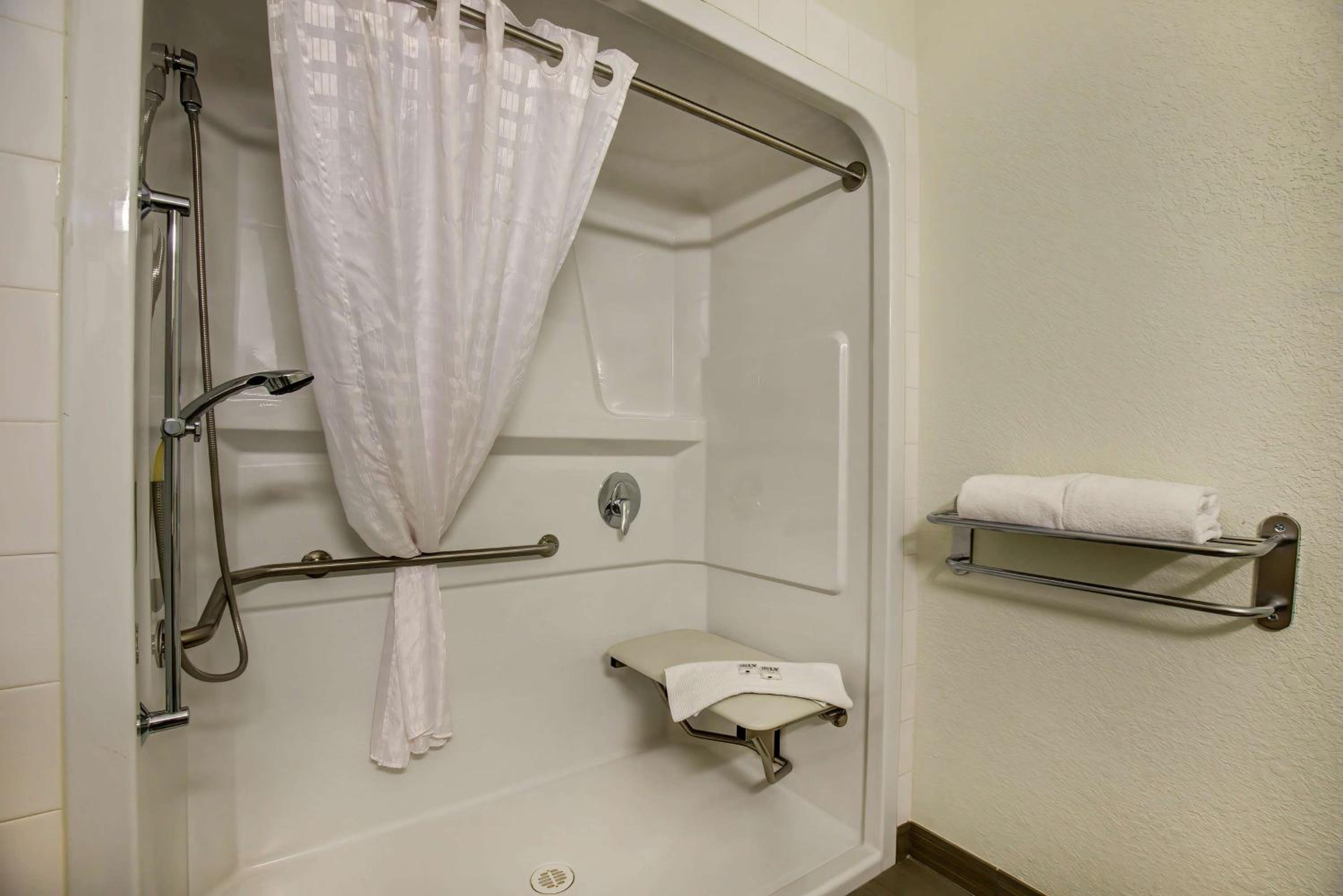 Queen Room - Disability Access - Roll in Shower photo 3
