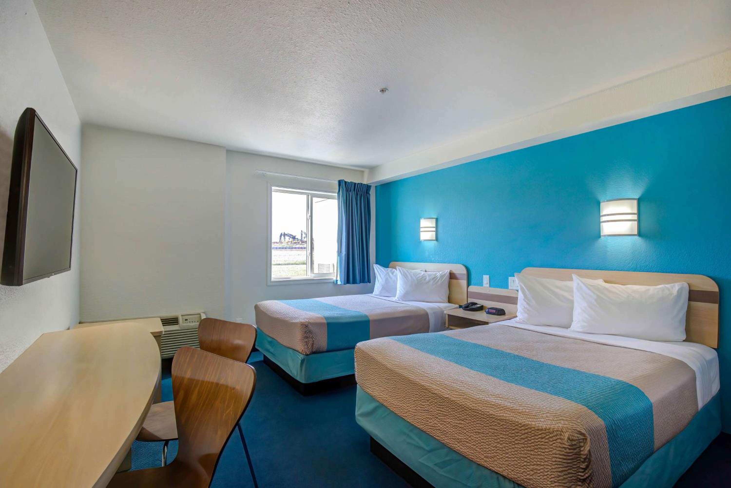 Quadruple Room - Non-Smoking - Photo 3