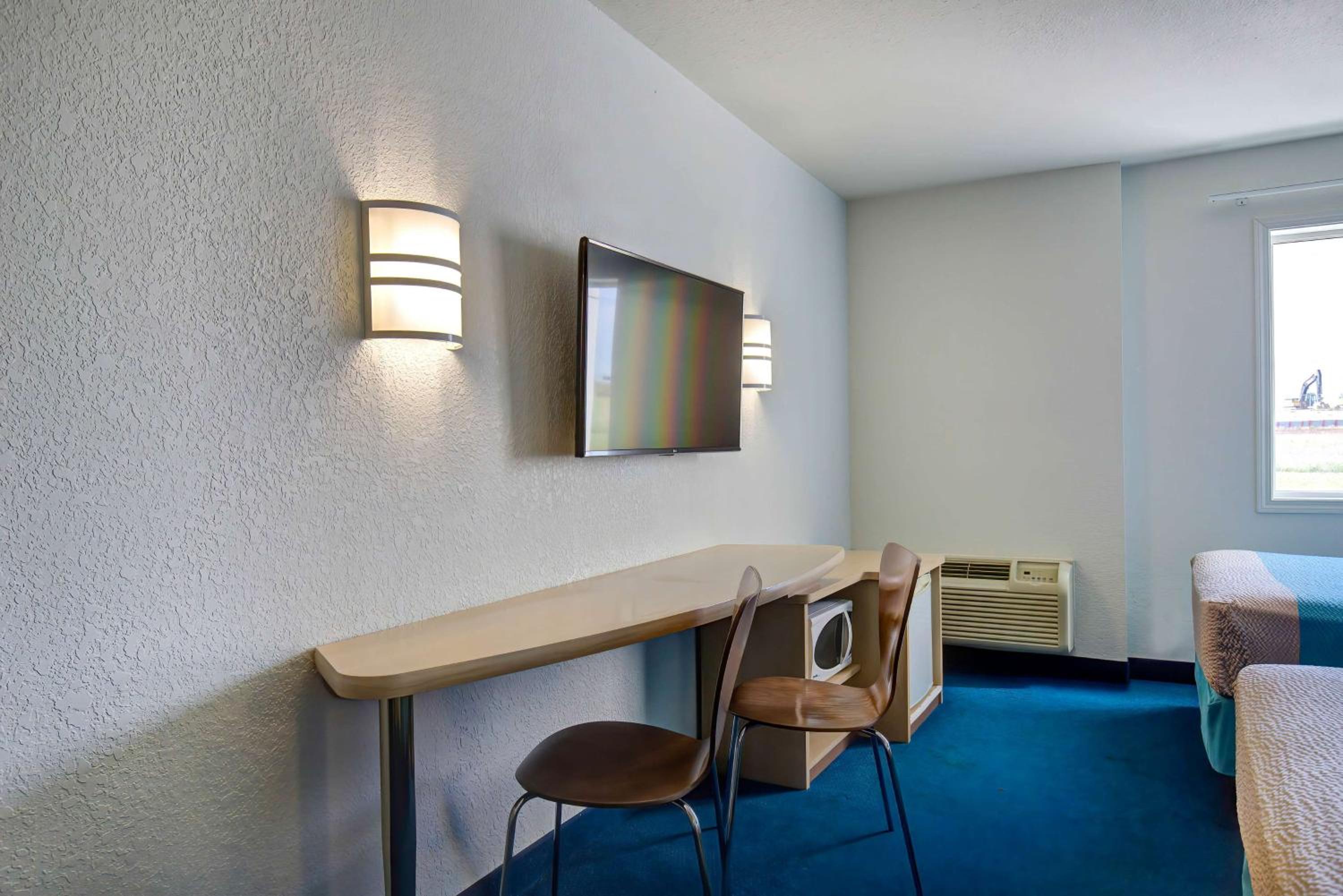 Quadruple Room - Non-Smoking - Photo 1