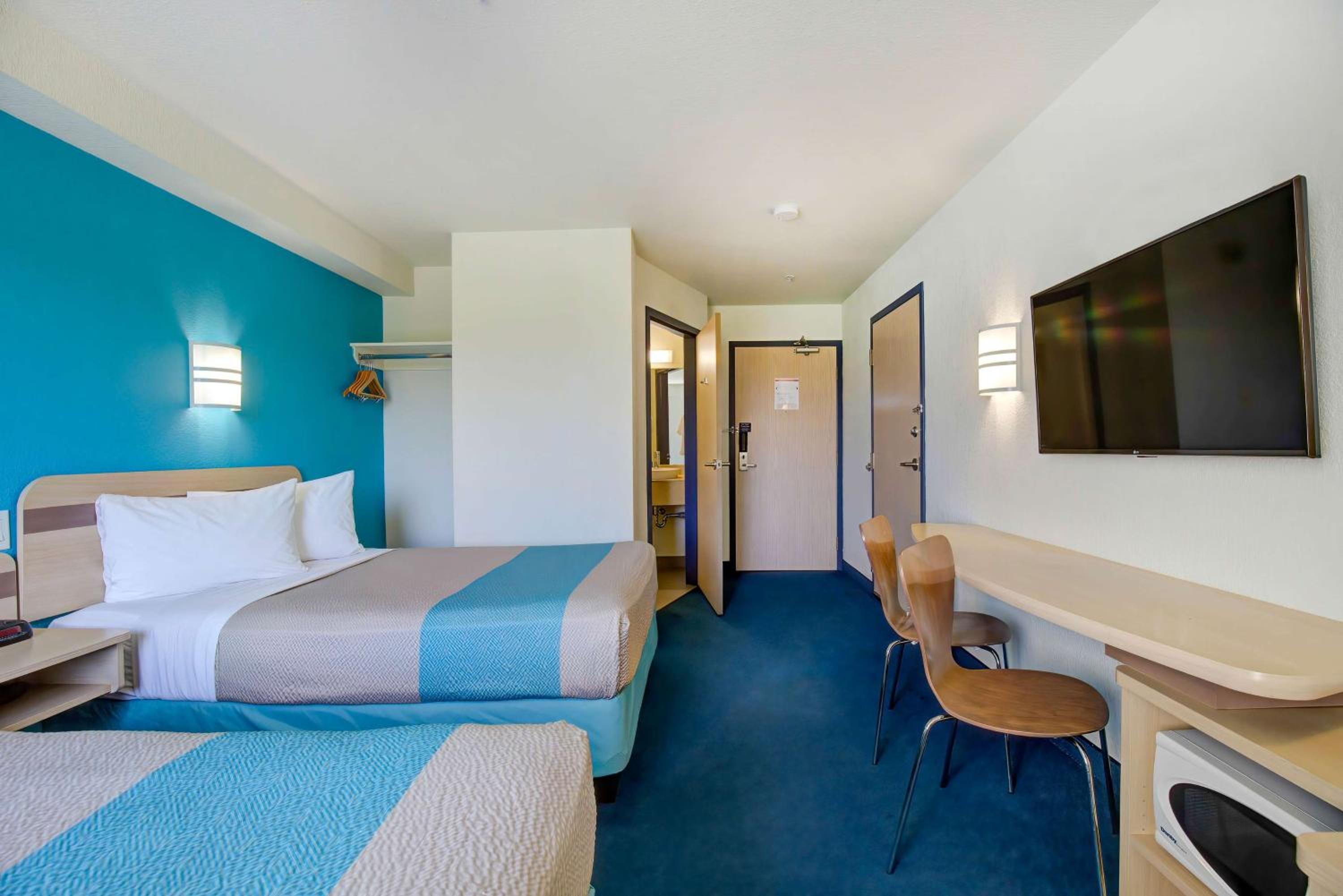 Quadruple Room - Non-Smoking - Photo 4