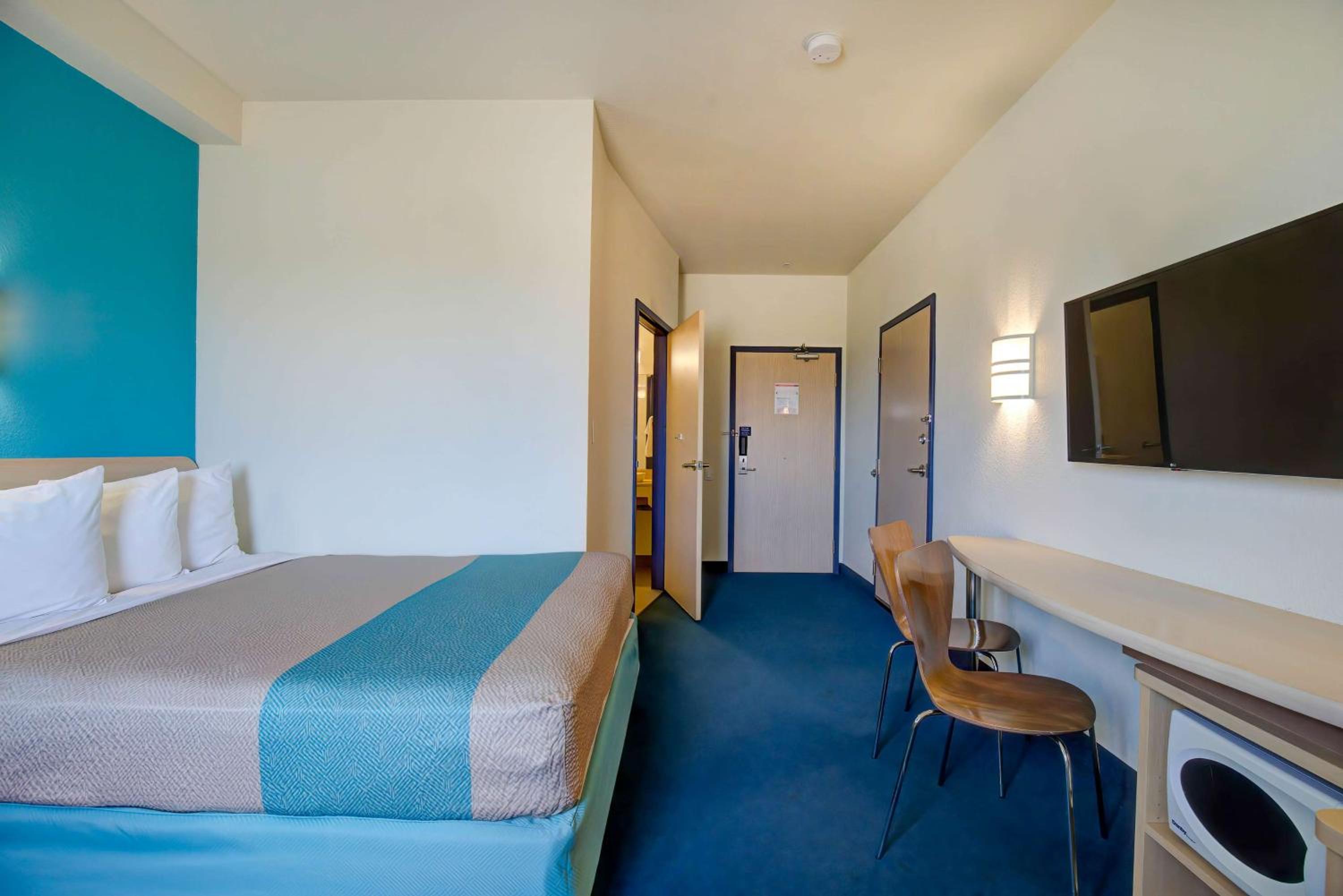 Queen Room - Non-Smoking - Photo 2