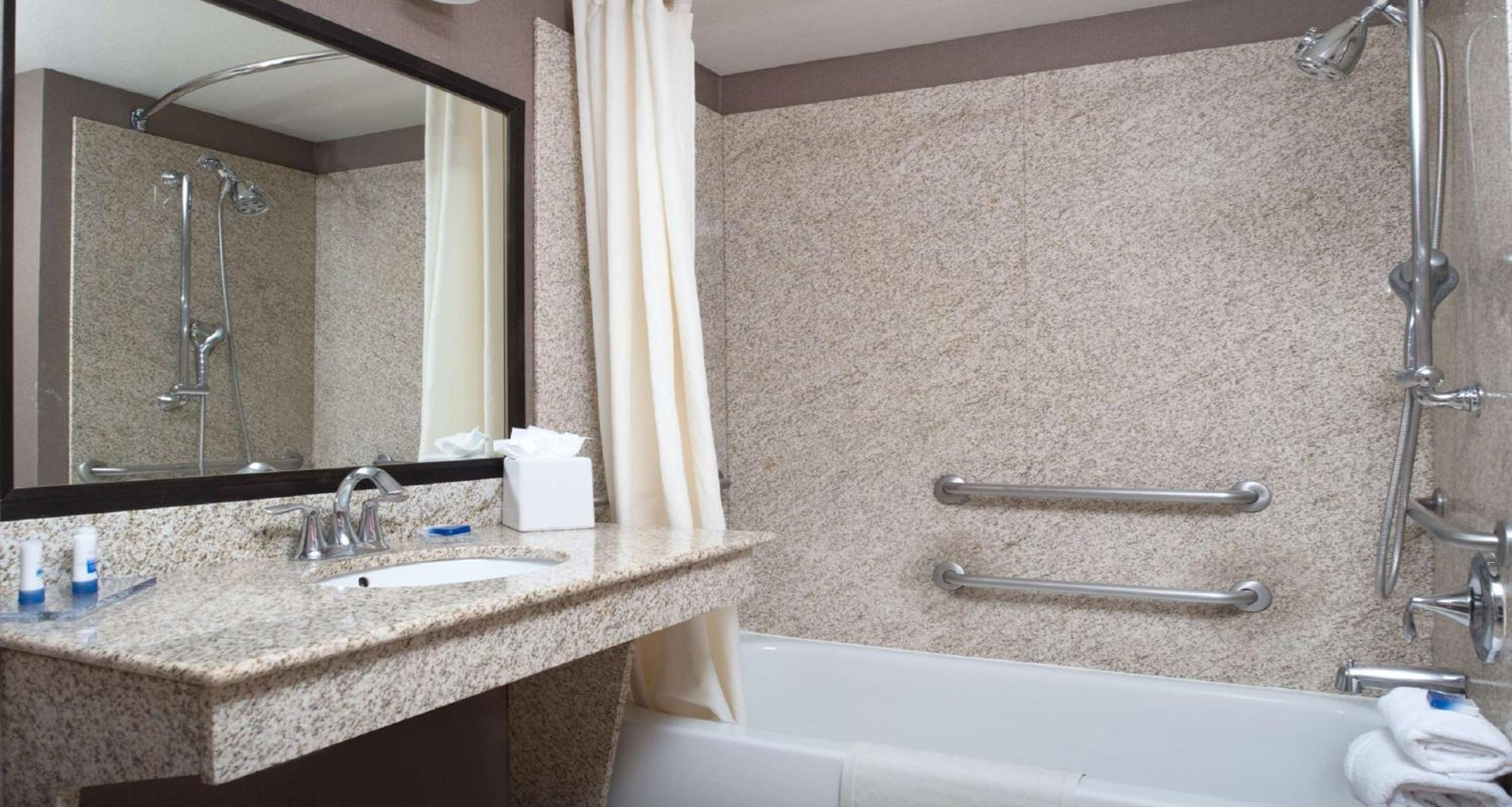 King Room with Bath Tub - Disability Access/Non-Smoking  - Photo 5