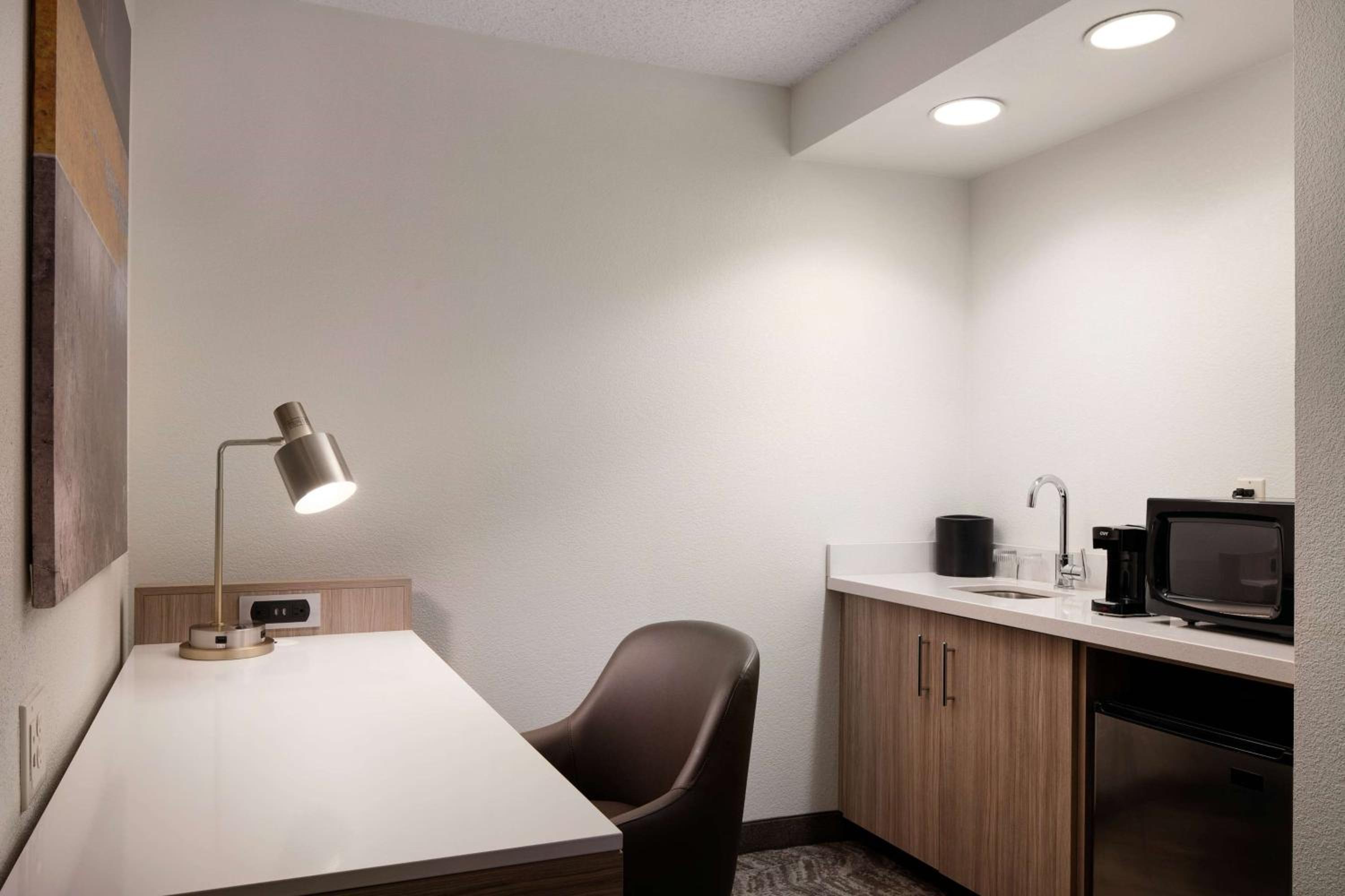 Mobility Accessible Studio Suite Two Queens with Roll-In Shower photo 2