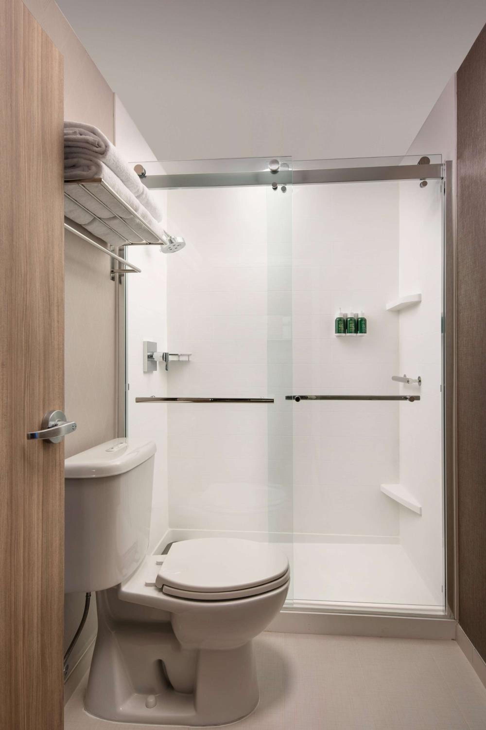 Mobility Accessible Studio Suite King with Tub photo 3