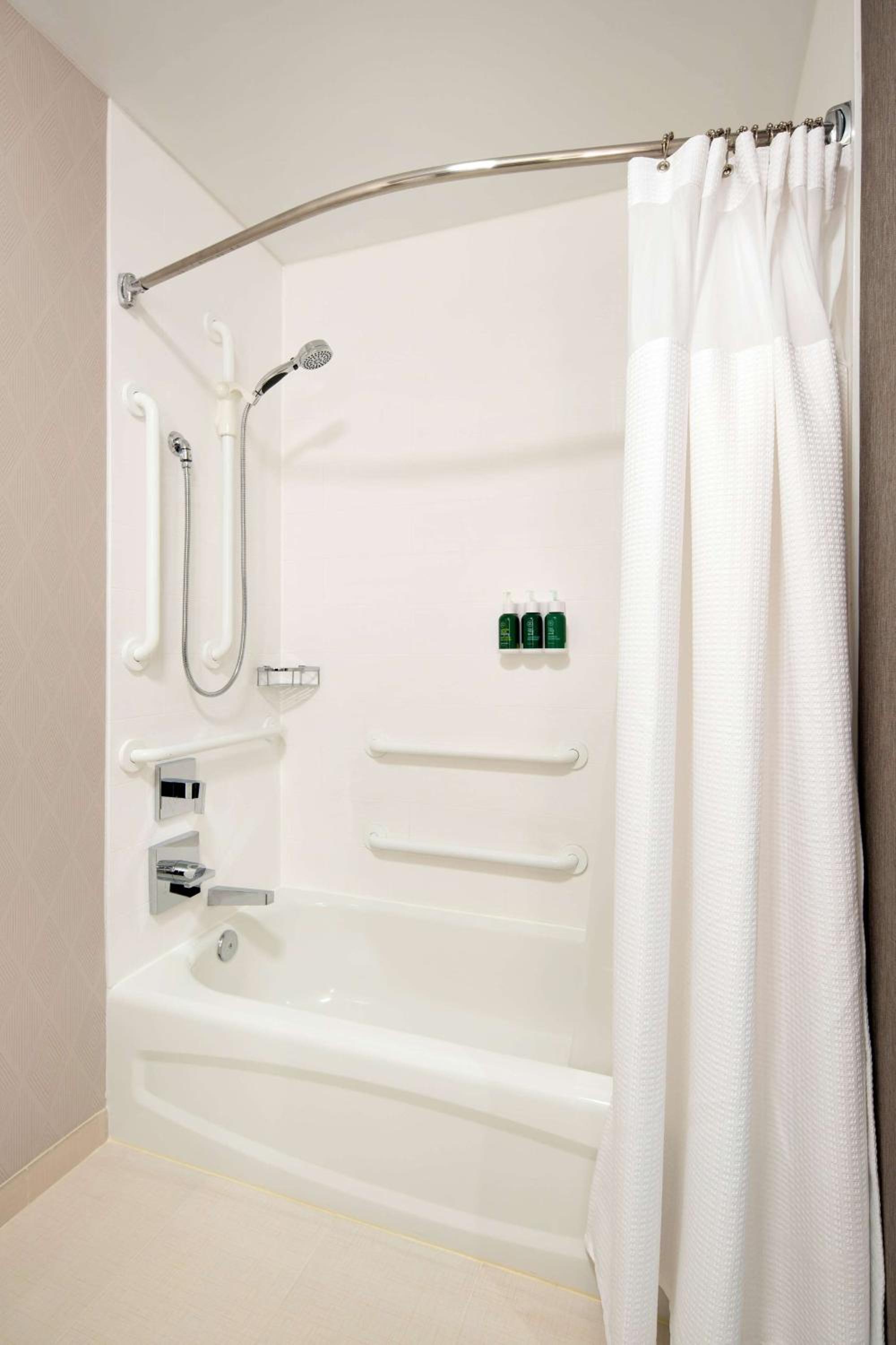 Mobility Accessible Studio Suite Two Queens with Tub photo 3