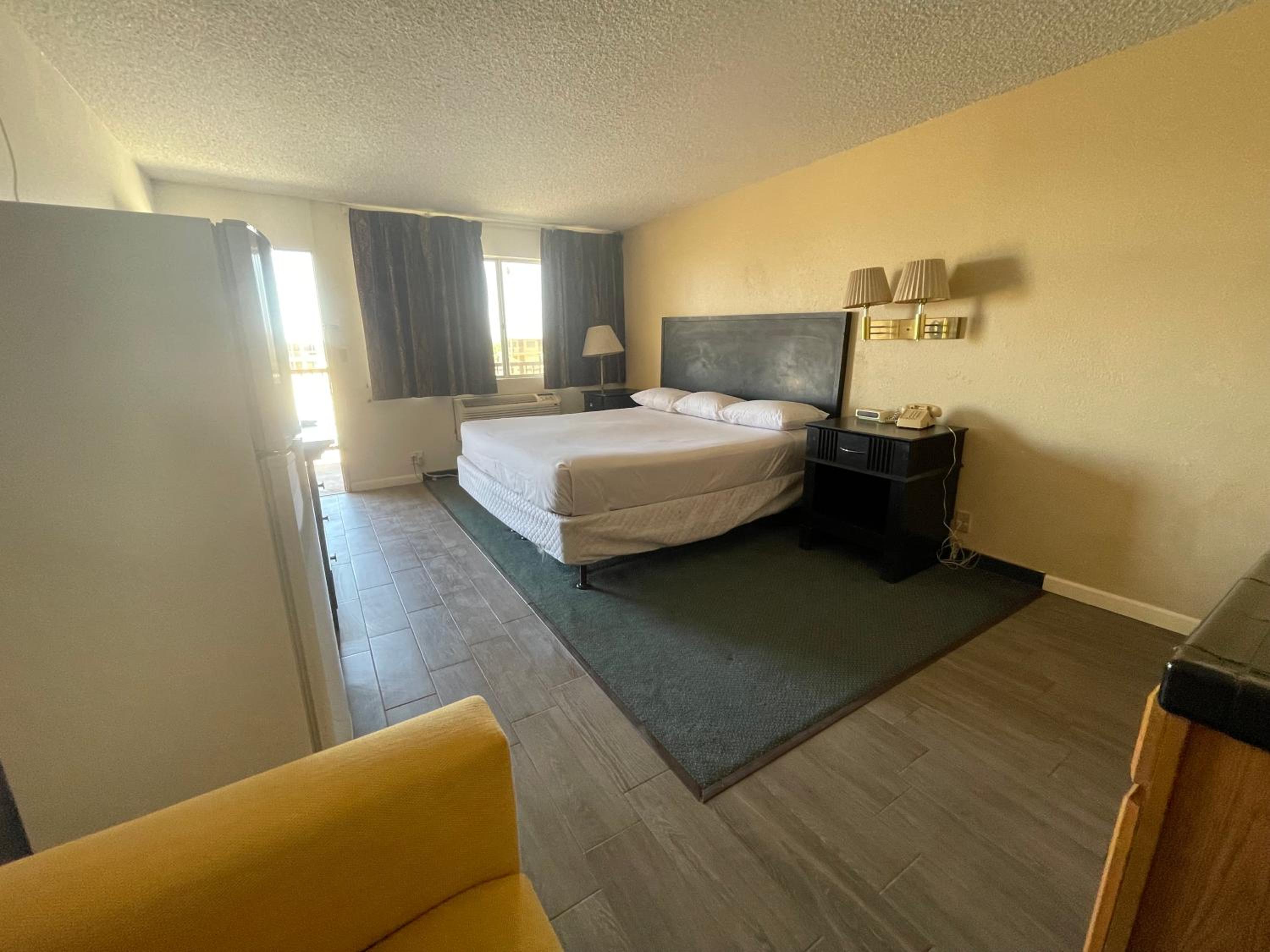 King Room with Kitchenette - Non-Smoking - Photo 4