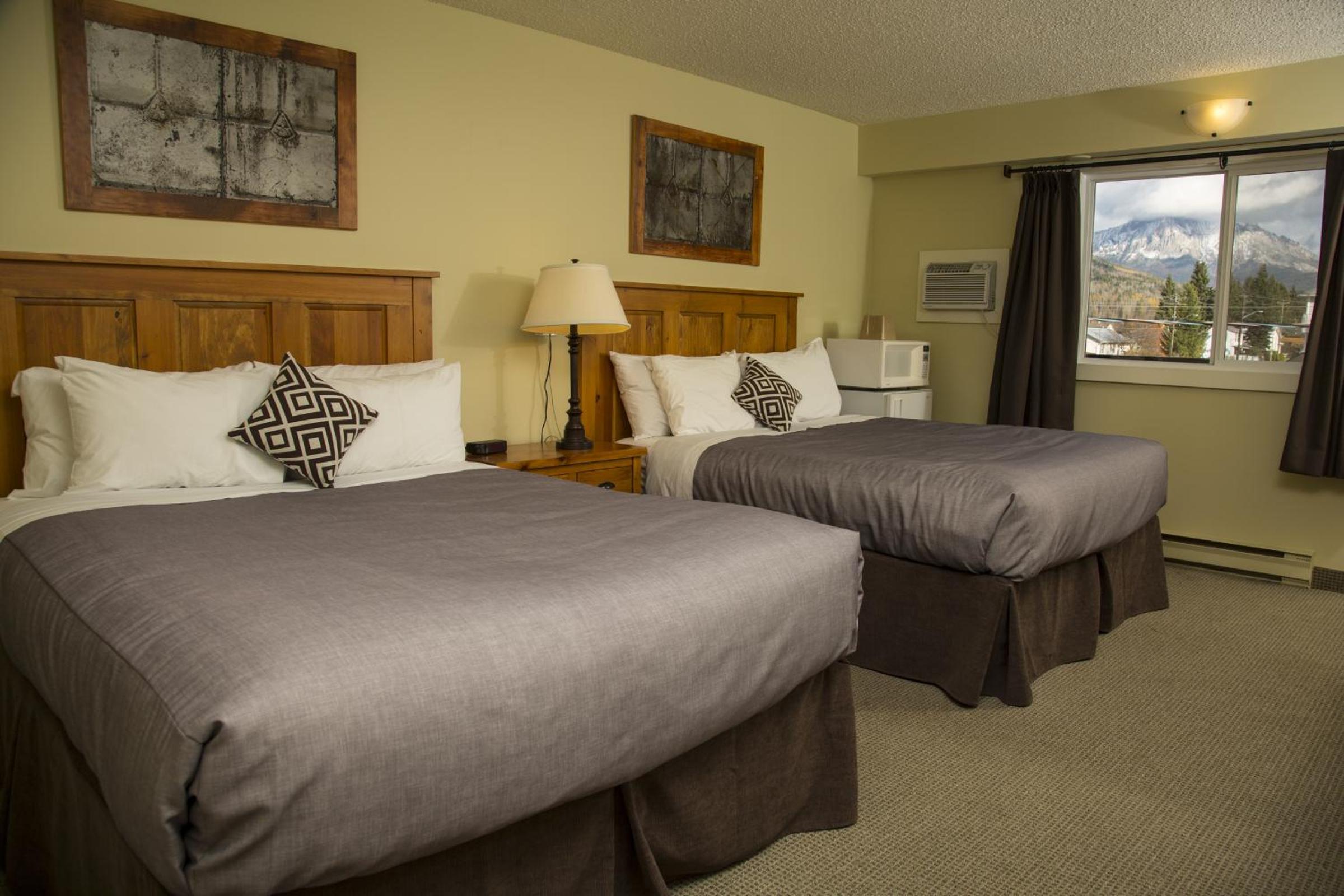 Queen Room with Two Queen Beds and Balcony photo 2