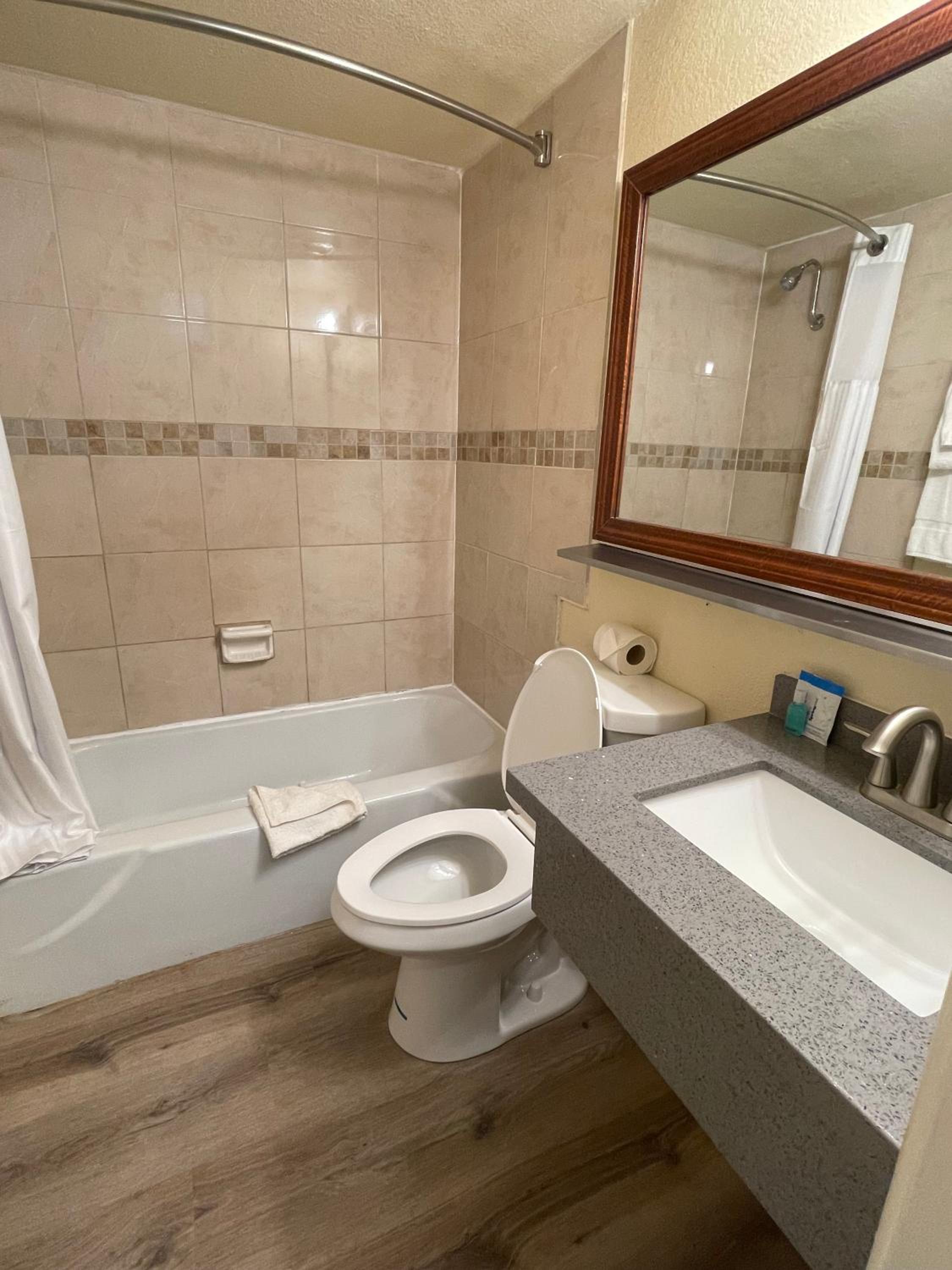 Queen Room with Two Queen Beds and Kitchenette - Non-Smoking - Photo 4