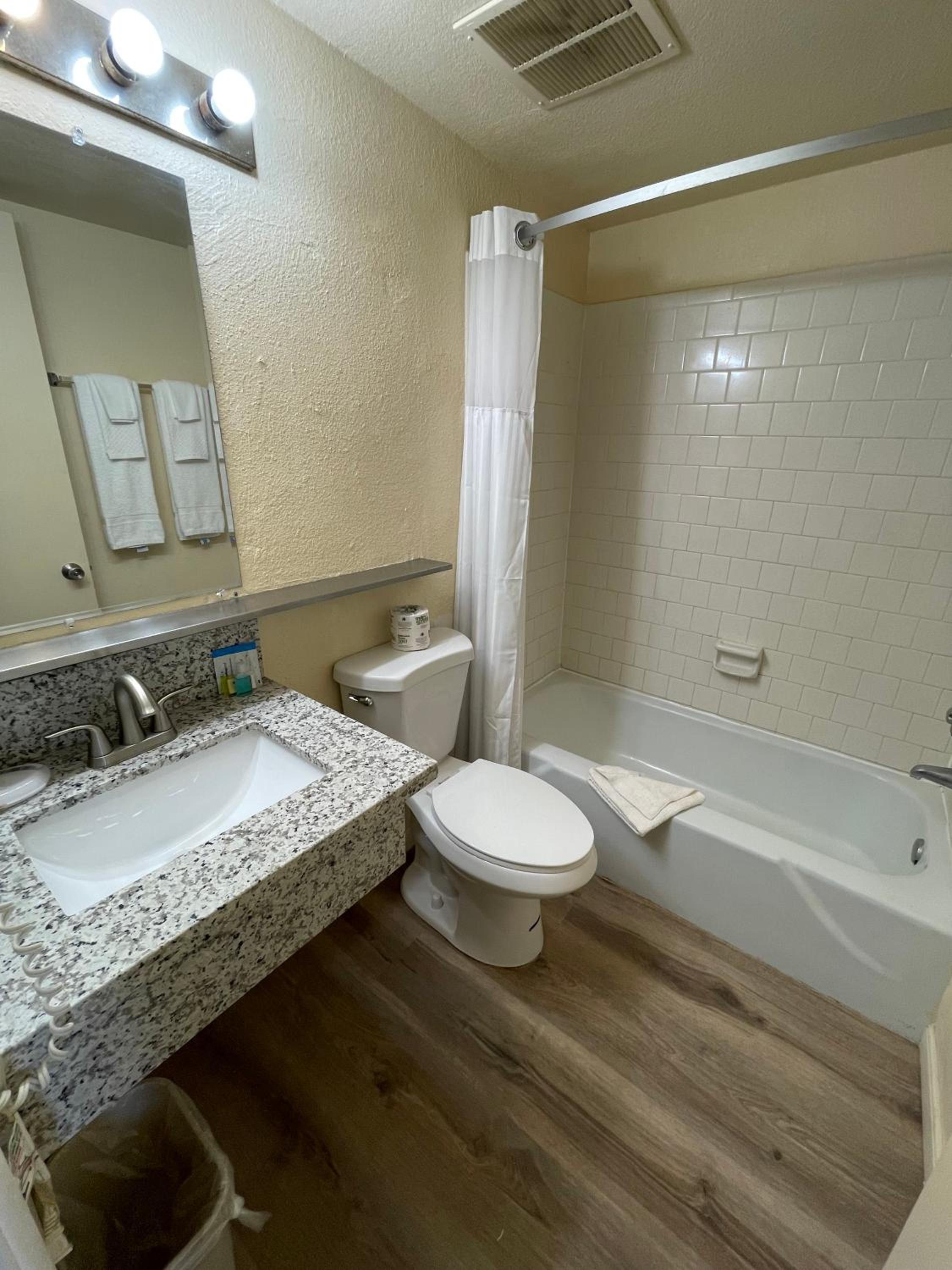 Queen Room with Two Queen Beds - Non-Smoking - Photo 5