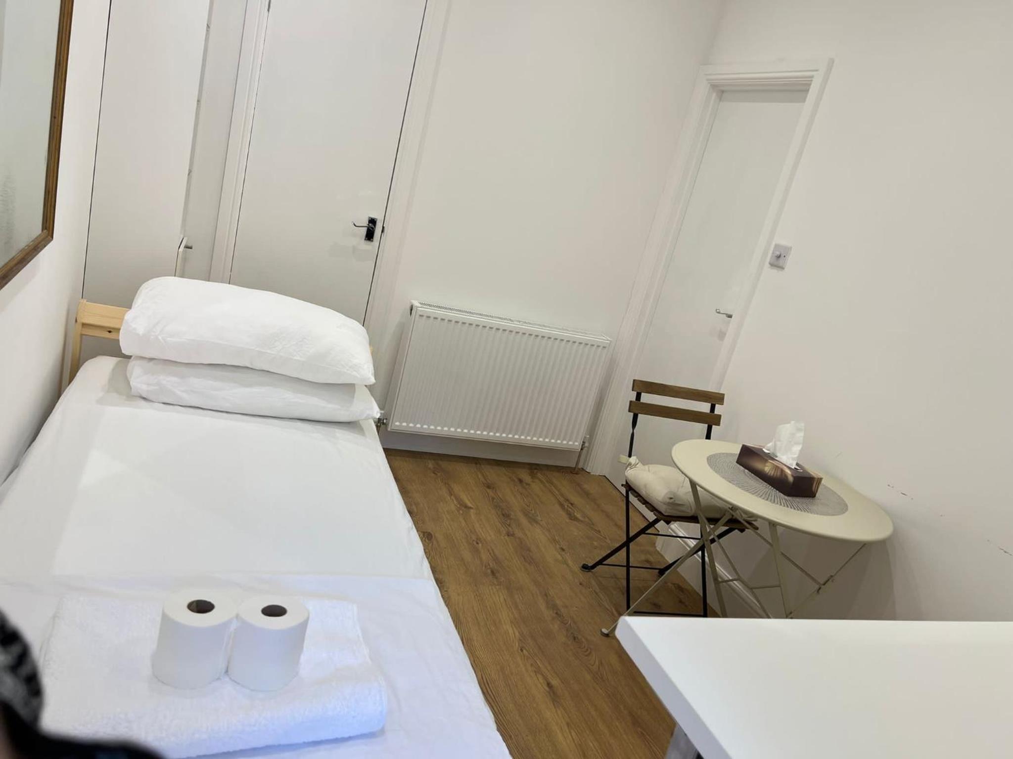 Single Room with Private Bathroom photo 2