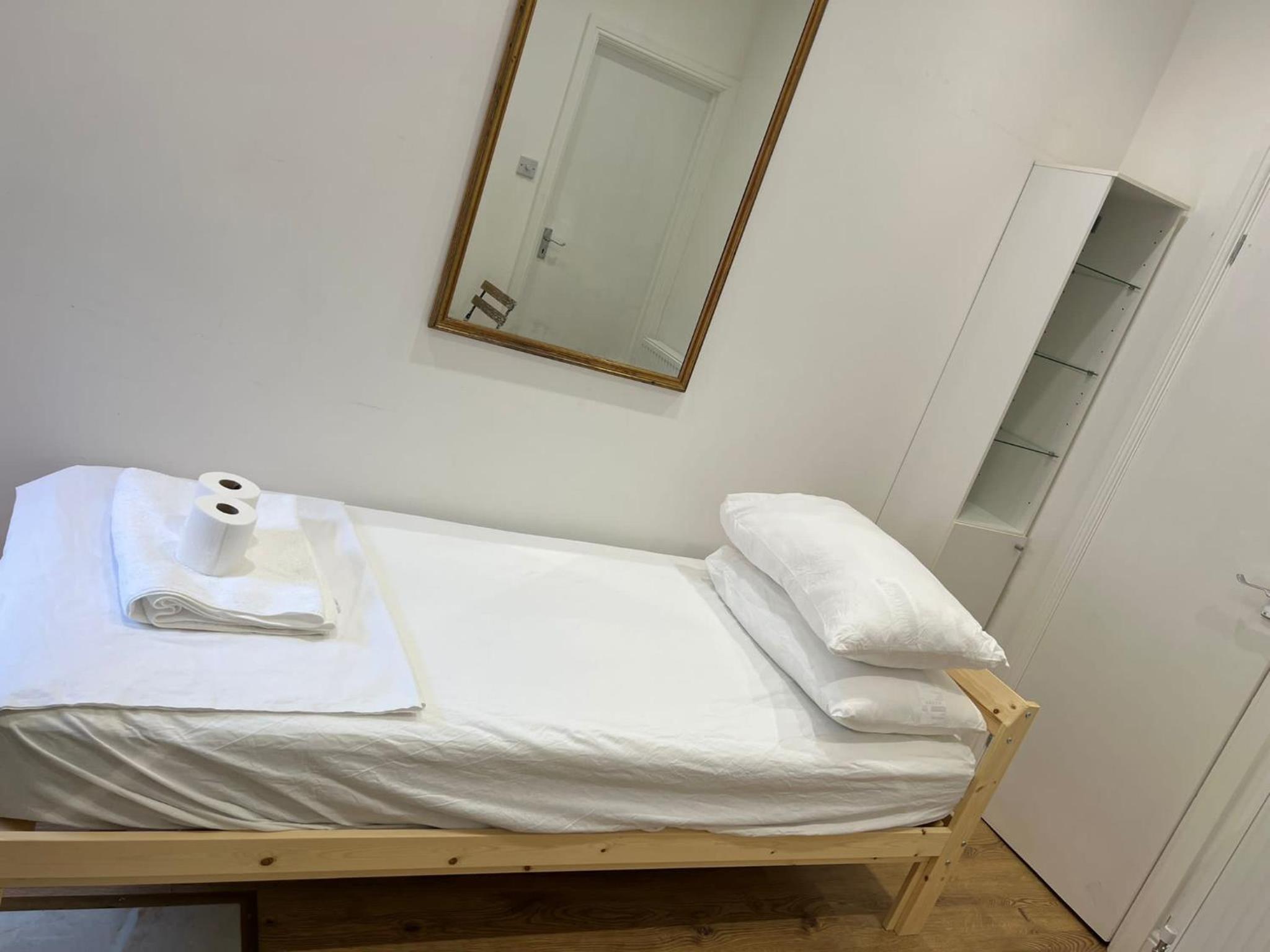 Single Room with Private Bathroom photo 3