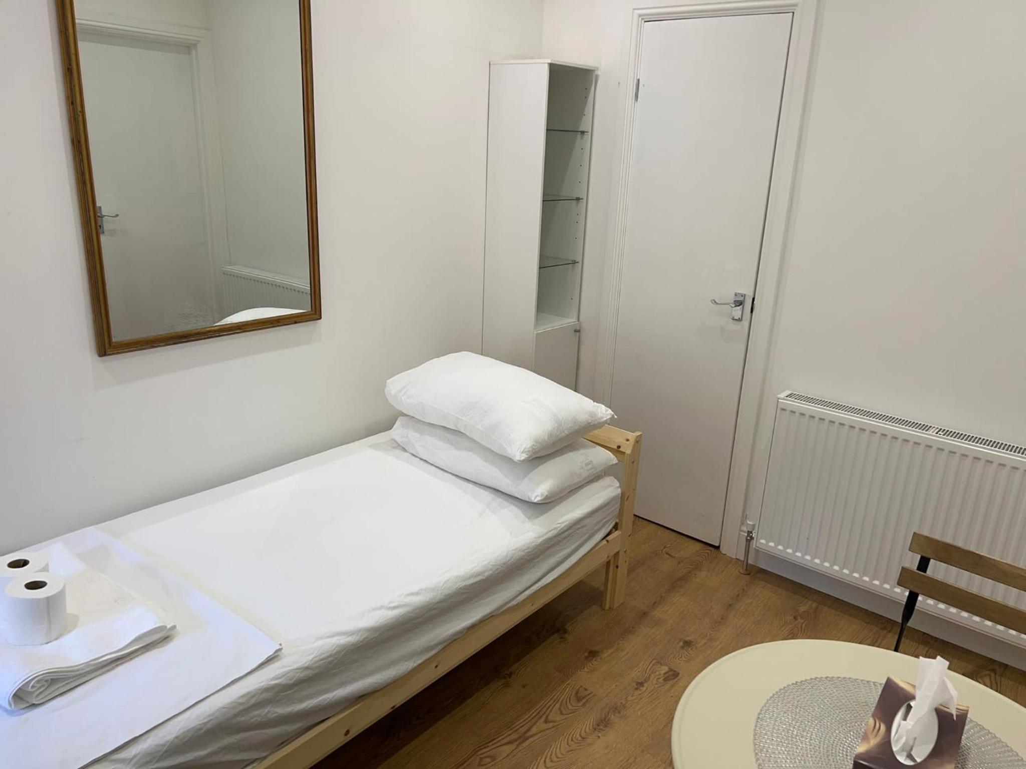Single Room with Private Bathroom photo 1