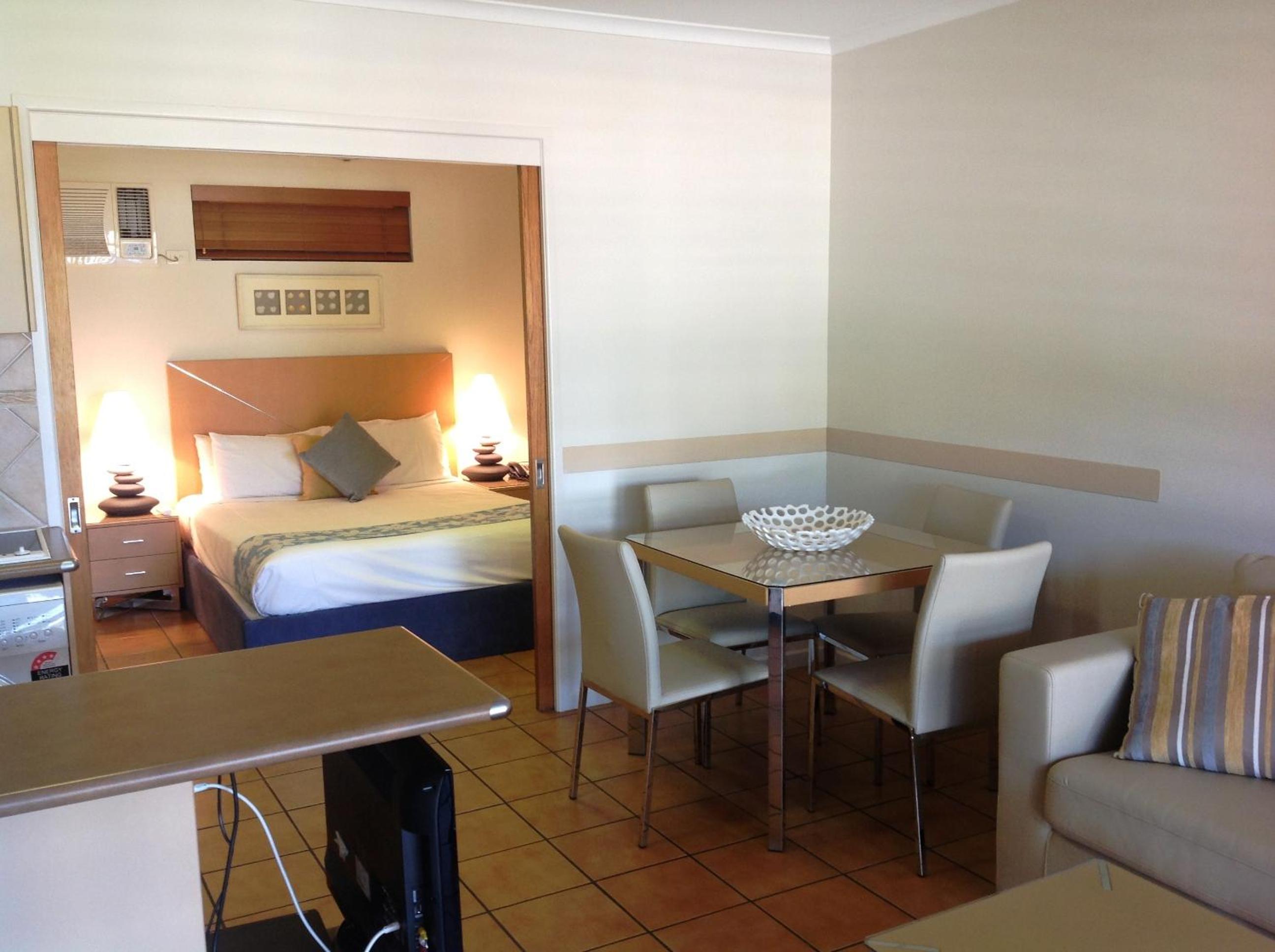 One-Bedroom Suite with Pool View photo 3