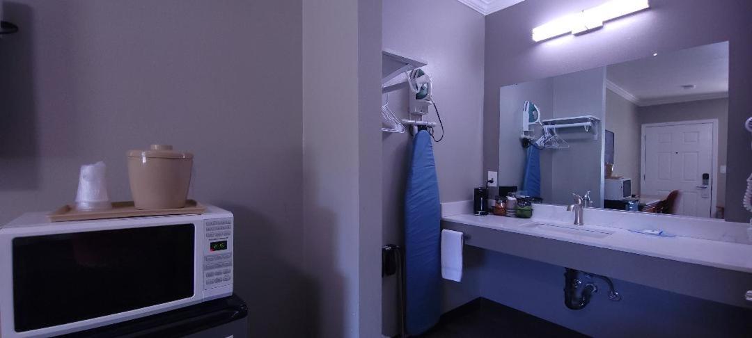 Queen Room photo 2