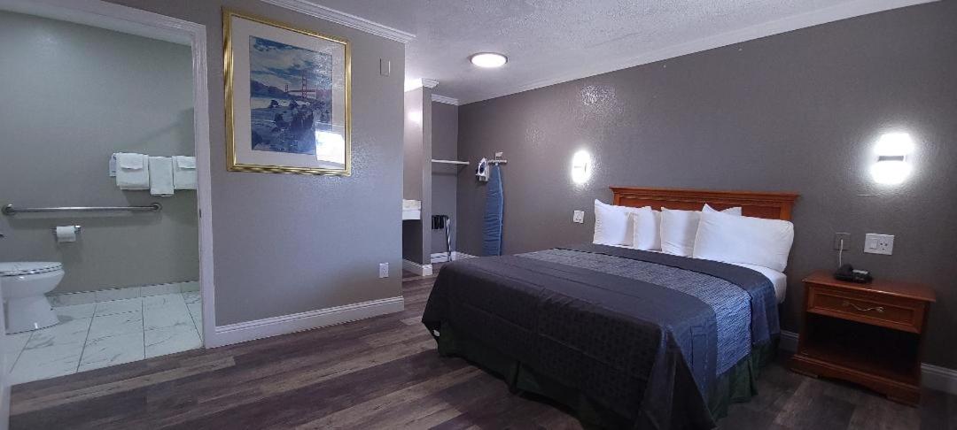 Queen Room with Roll-In Shower - Accessible/Non-Smoking