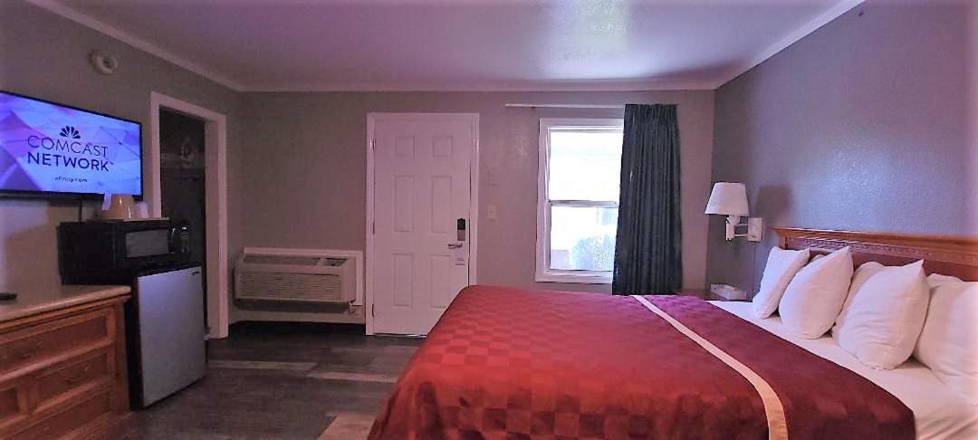 Queen Room with Accessible Tub - Accessible/Non-Smoking photo 3