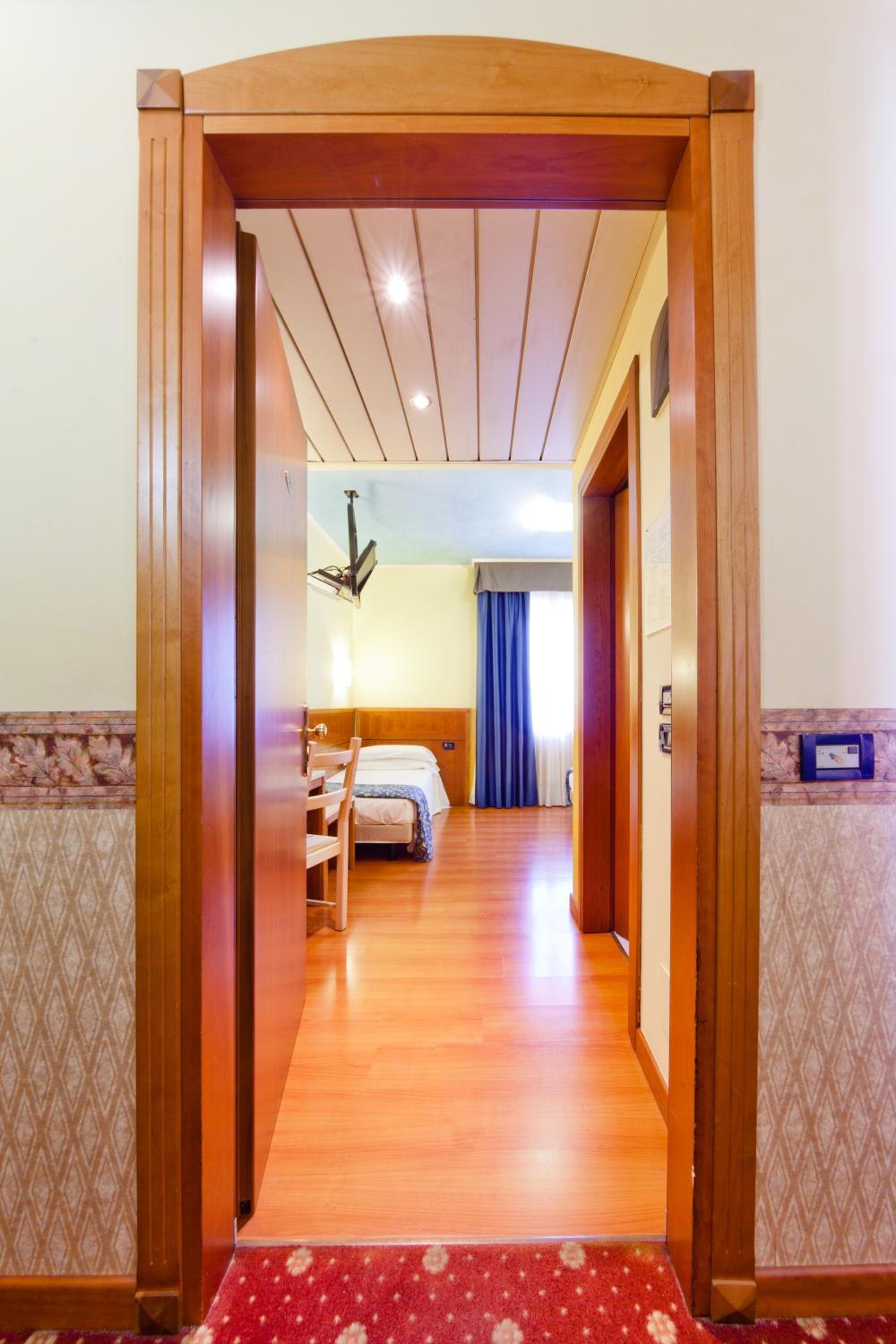 Double or Twin Room - Photo 8