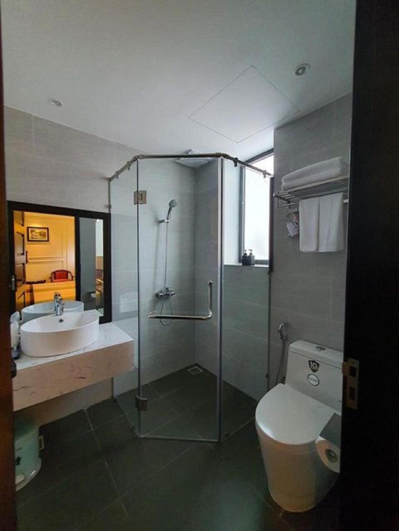 Suite with City View - Photo 9