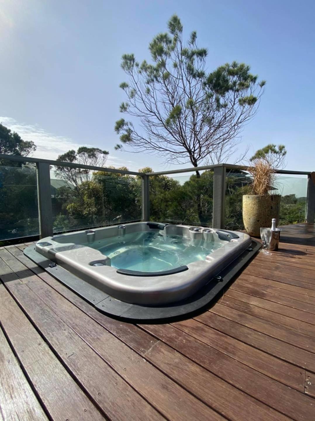 Two-Bedroom House with Hot Tub - Treetop (Lorikeet) photo 2