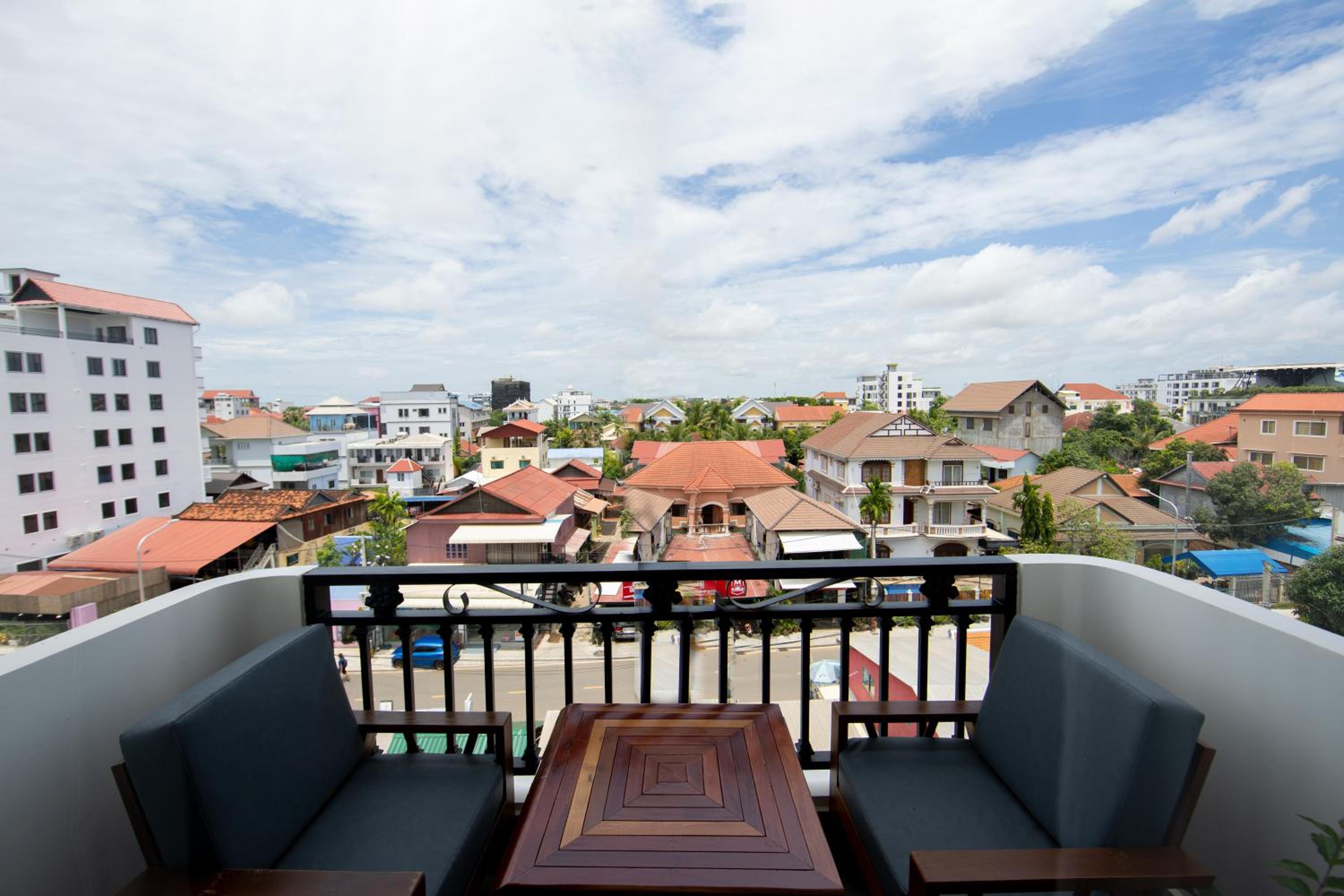 Deluxe Double Room with Balcony - Photo 4