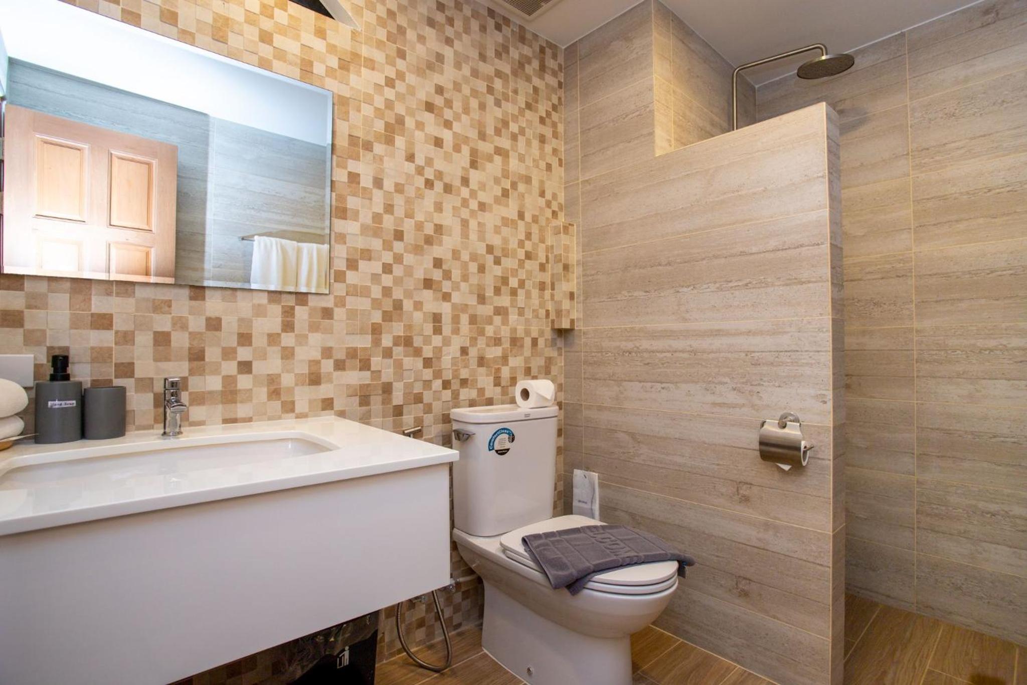 Twin Room with Balcony - Photo 6