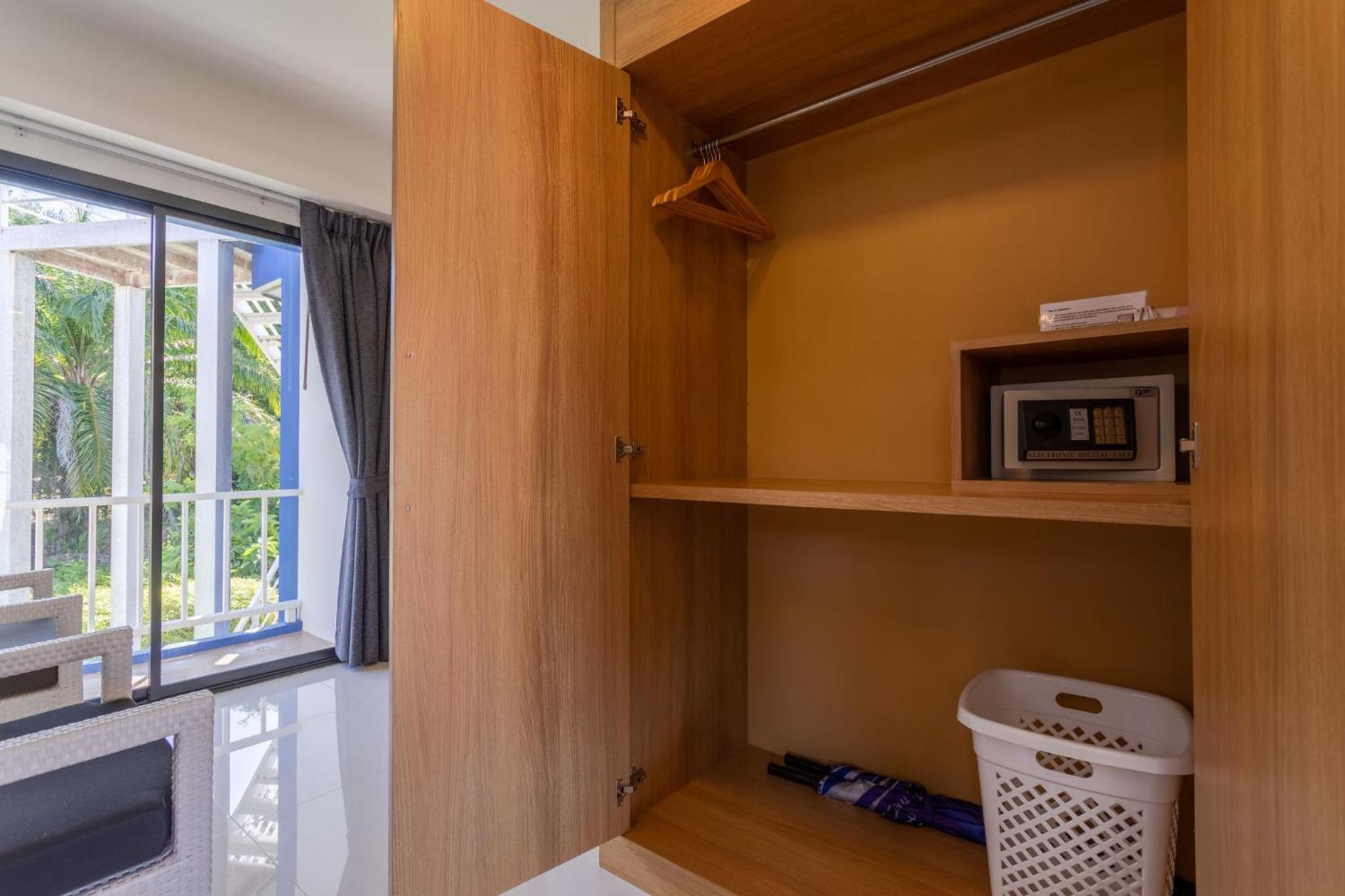 Deluxe King Room - Photo 5