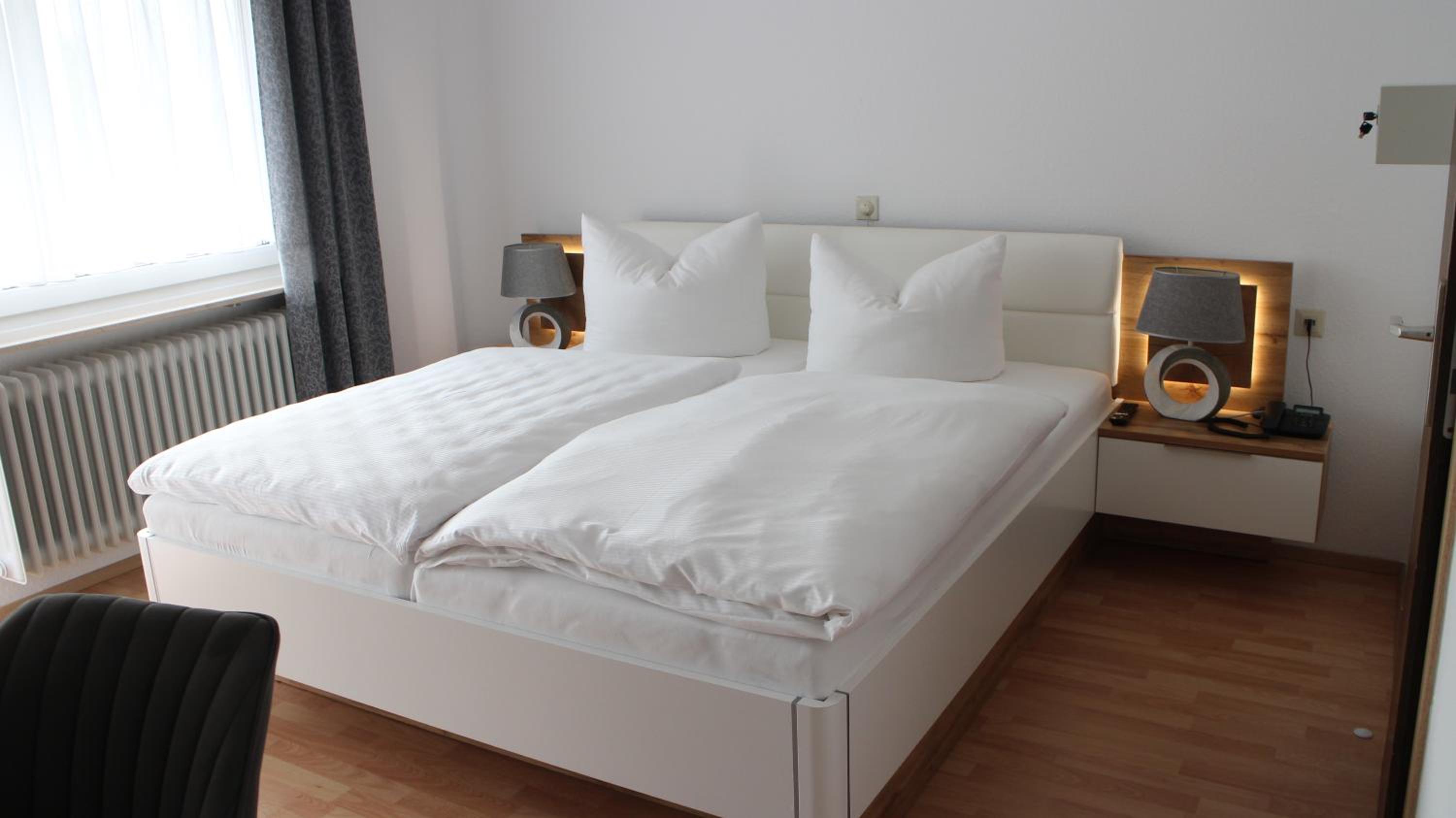 King Room with Balcony - Photo 3