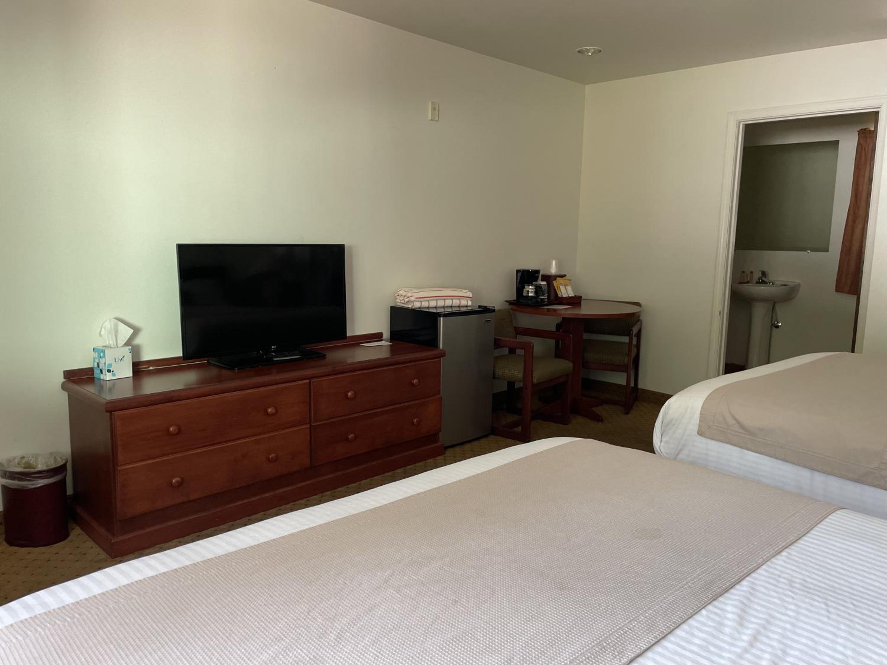Standard Queen Room with Two Queen Beds photo 3