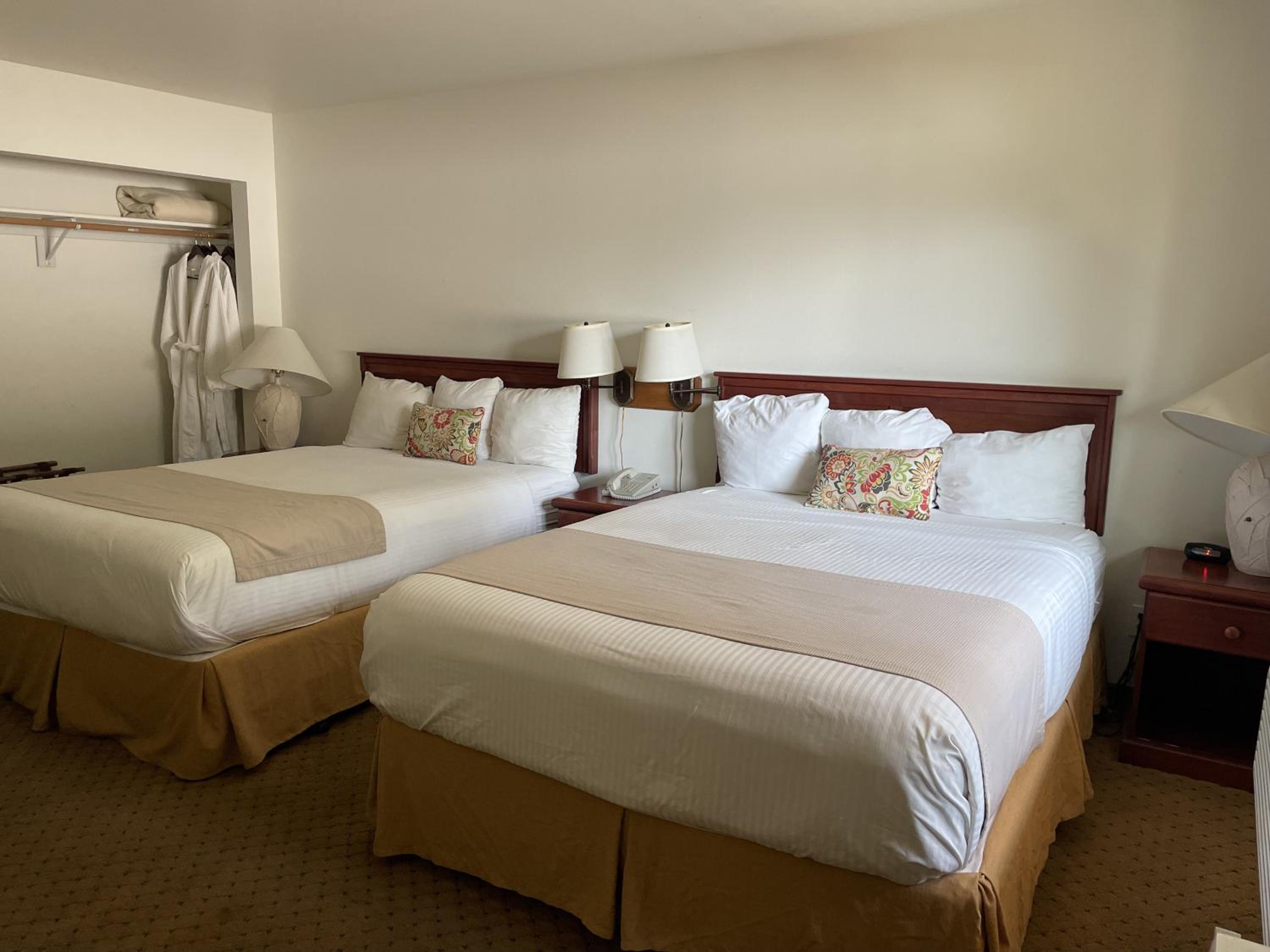 Standard Queen Room with Two Queen Beds photo 2