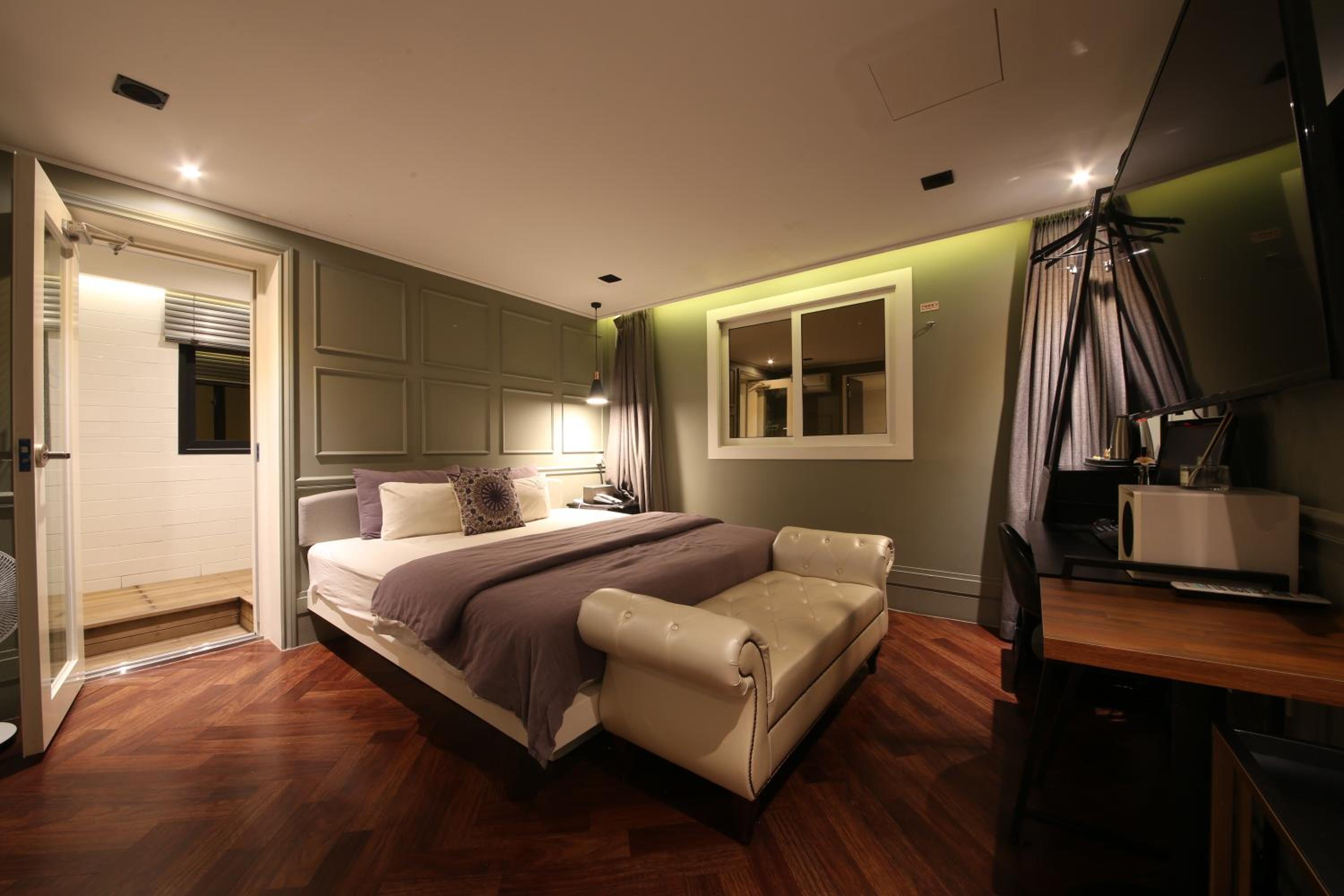 King Room with Lake View - Photo 5