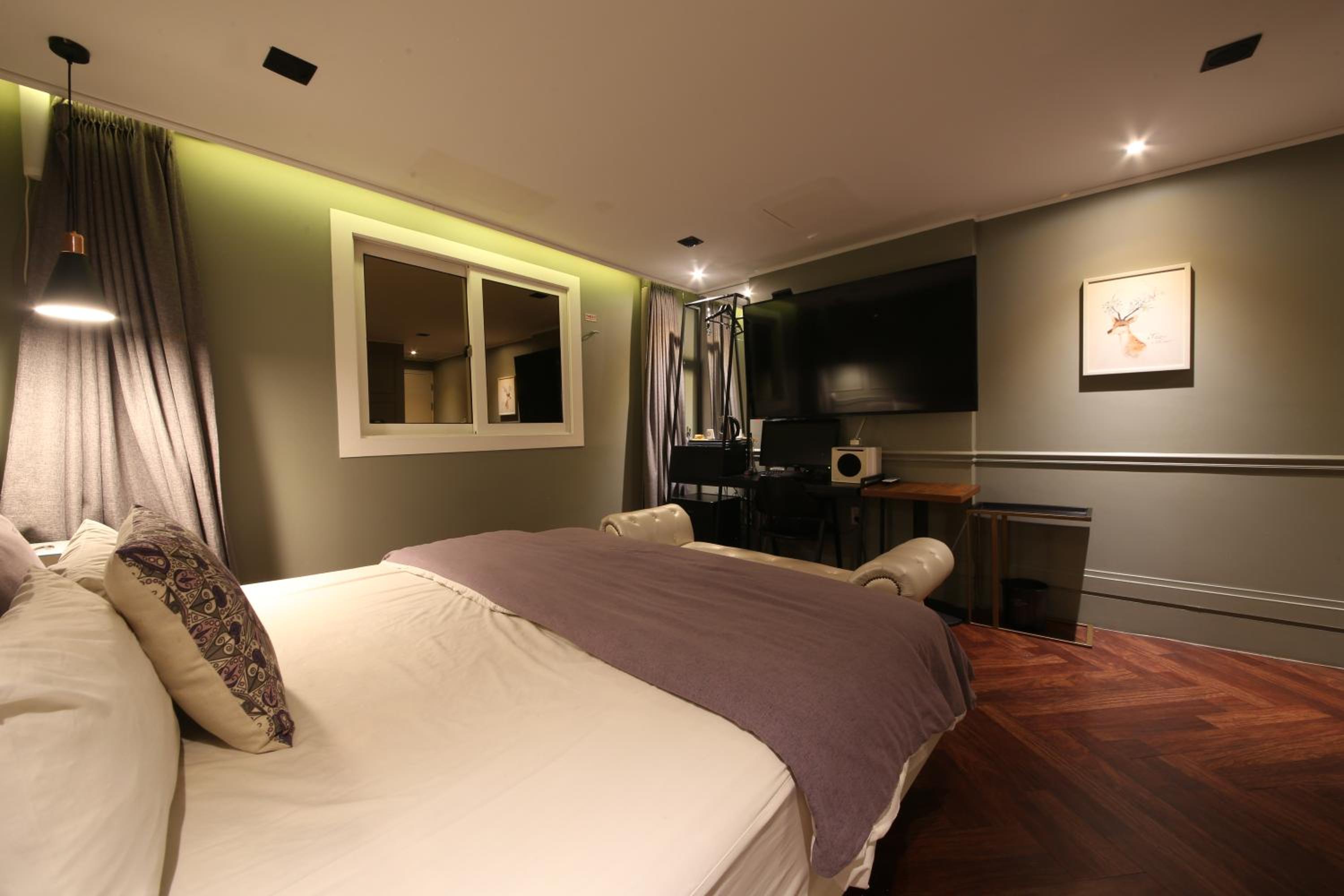 King Room with Lake View - Photo 3