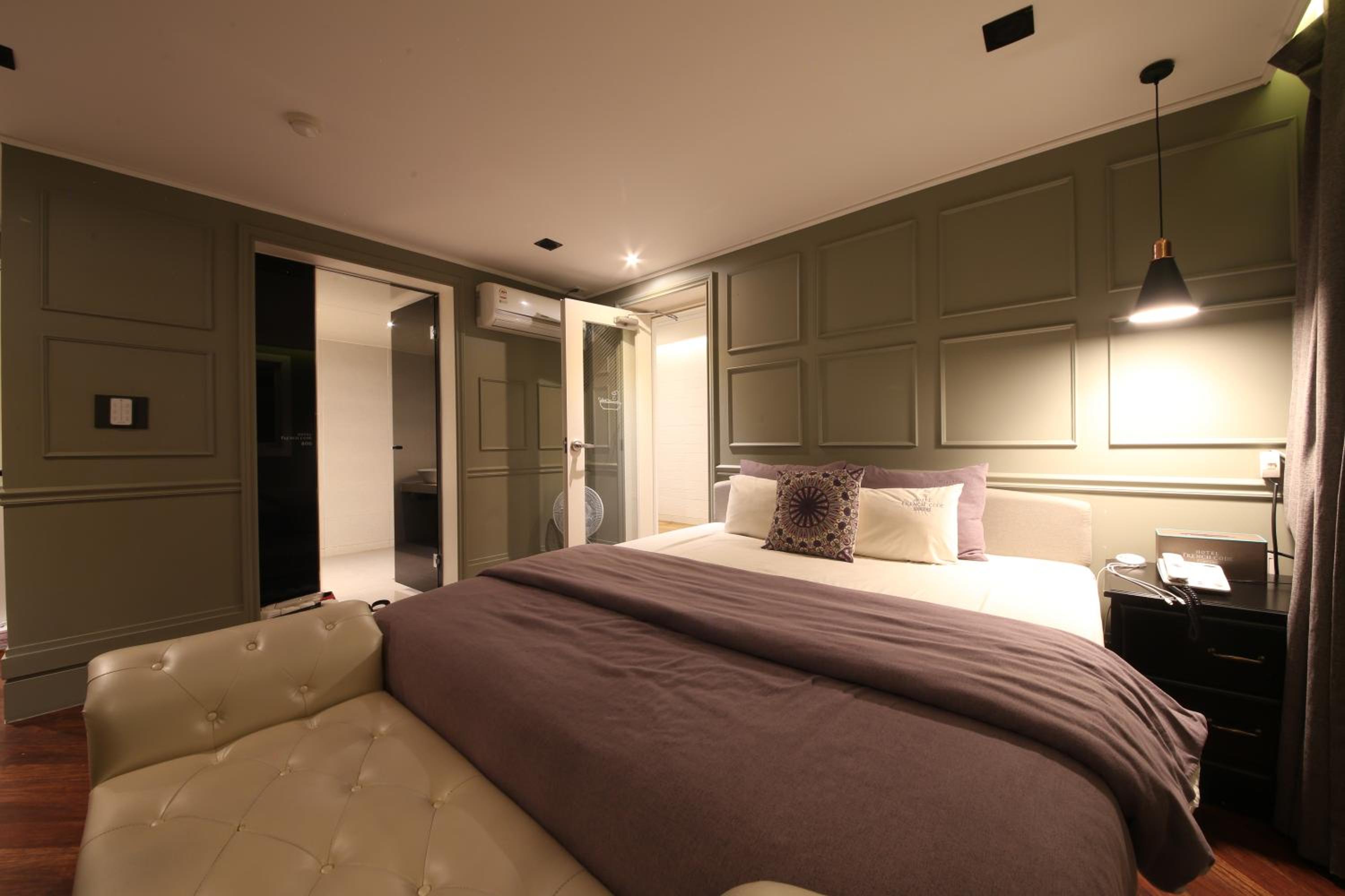 King Room with Lake View - Photo 4