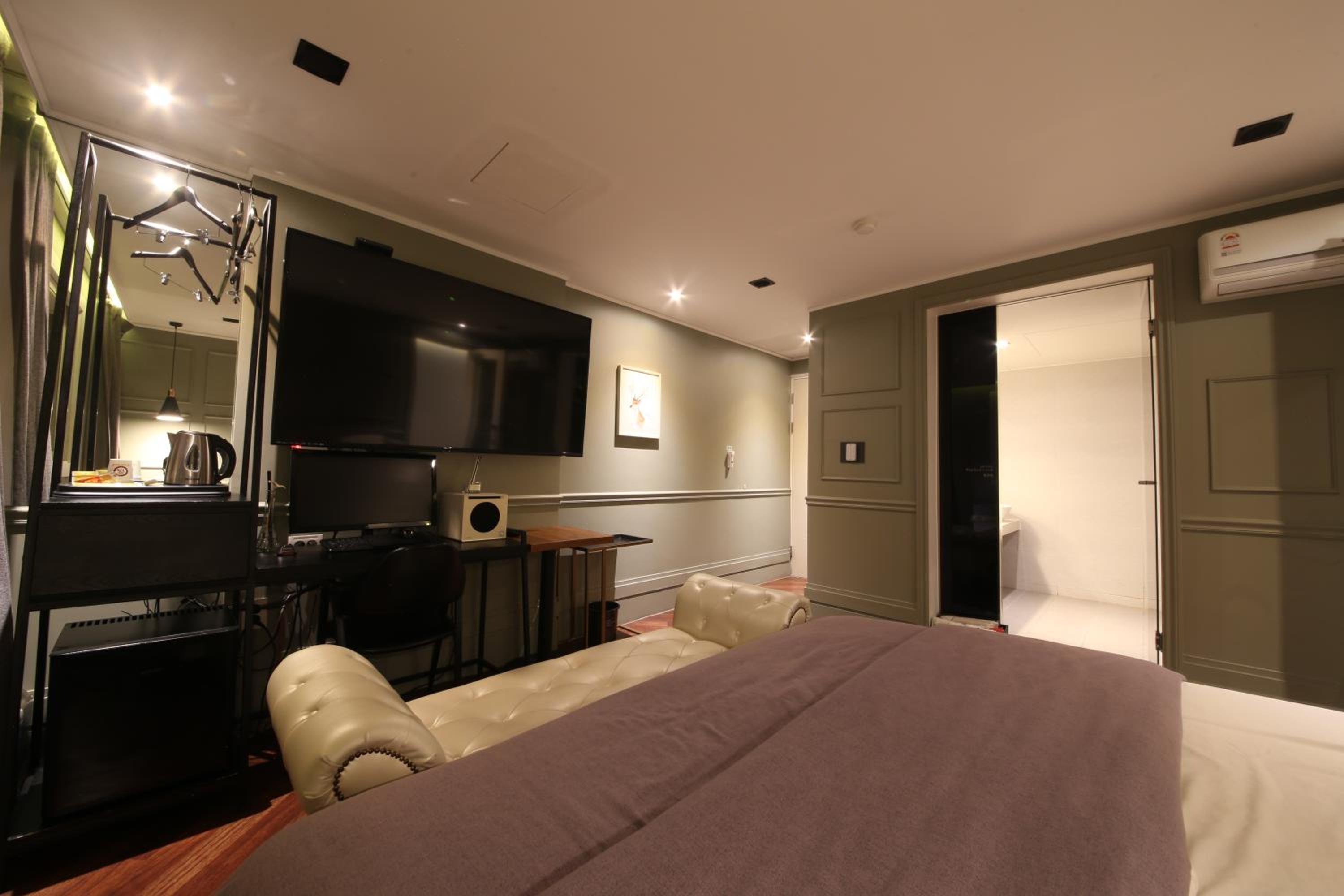 King Room with Lake View - Photo 2
