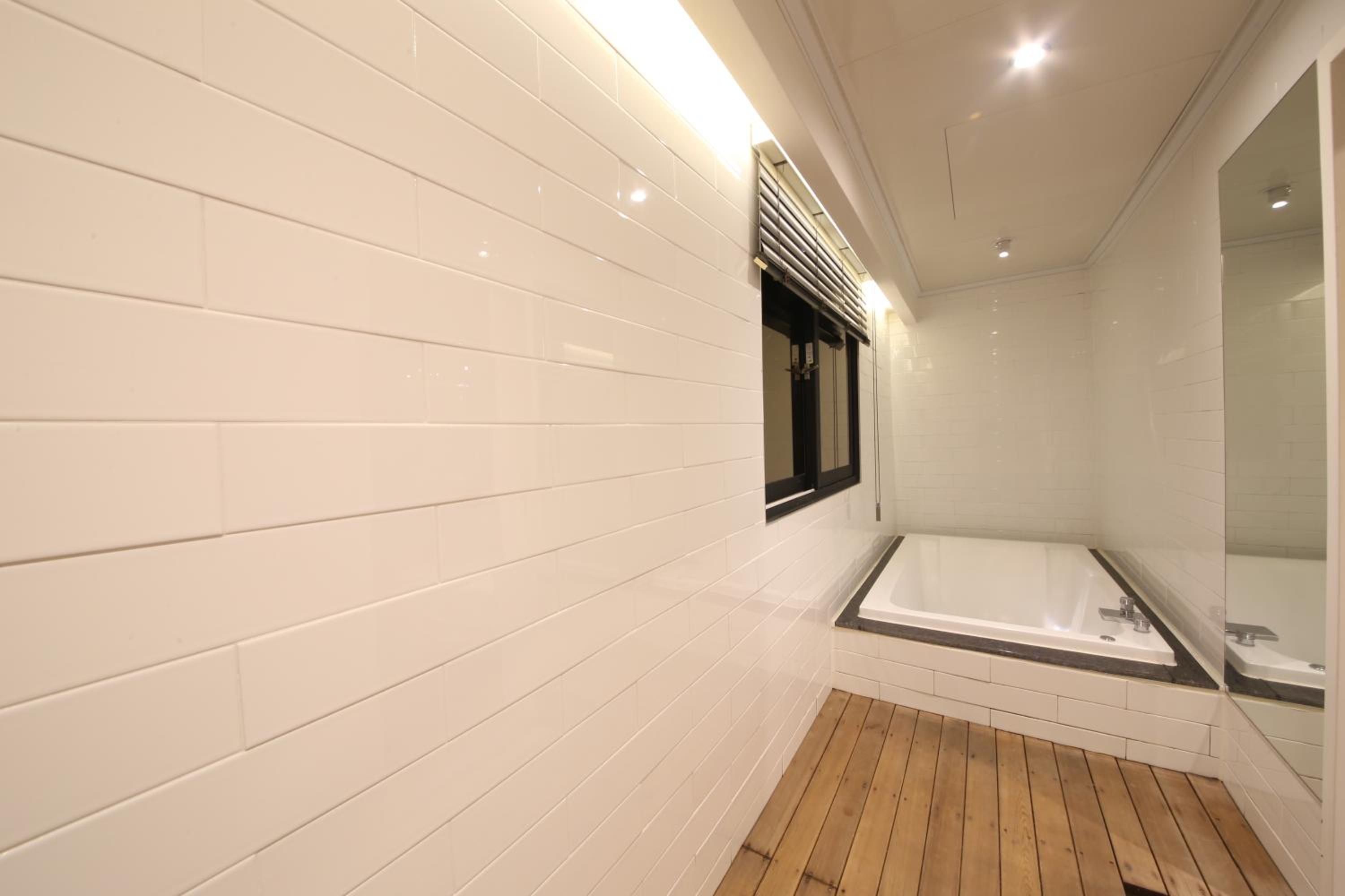 King Room with Lake View - Photo 11