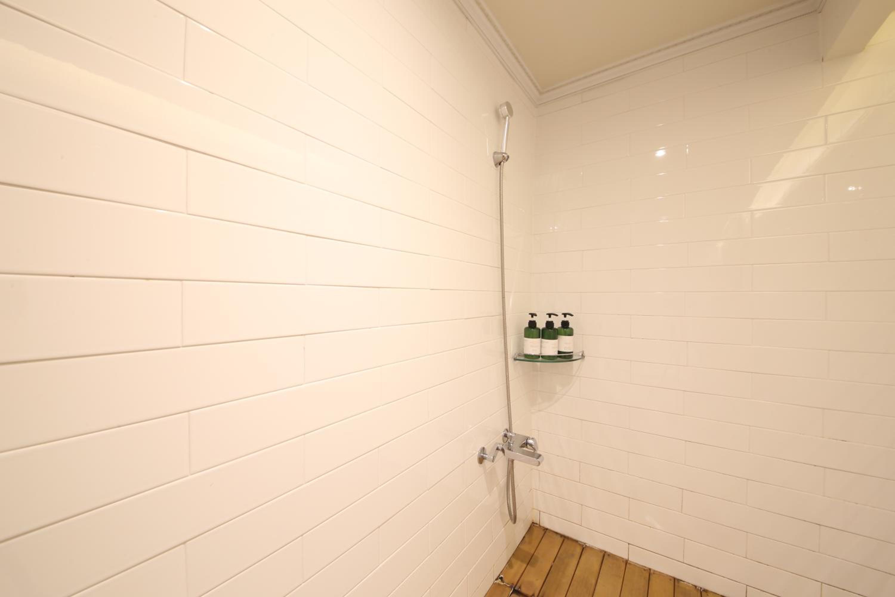 King Room with Lake View - Photo 8