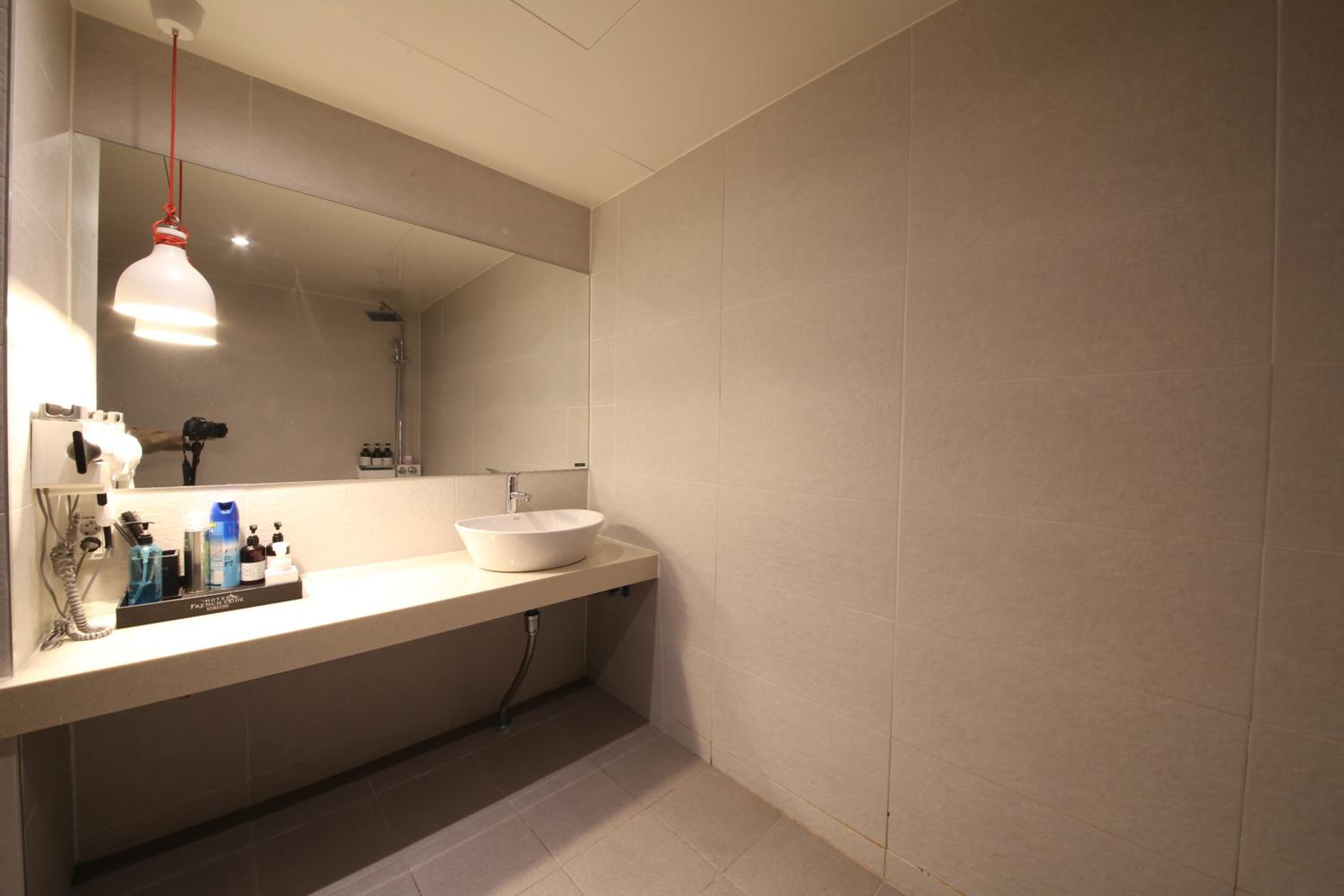 King Room with Lake View - Photo 9
