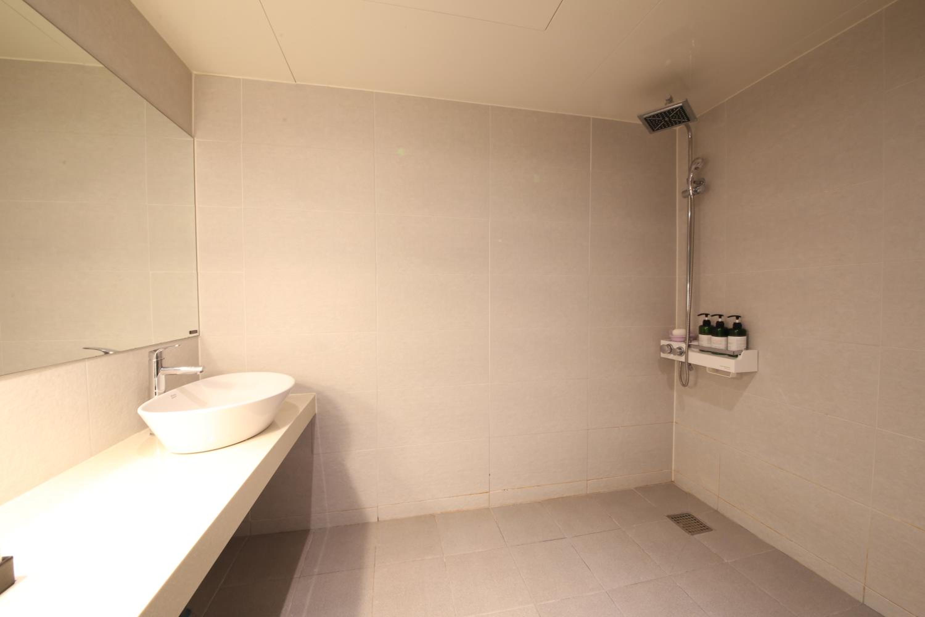 King Room with Lake View - Photo 14