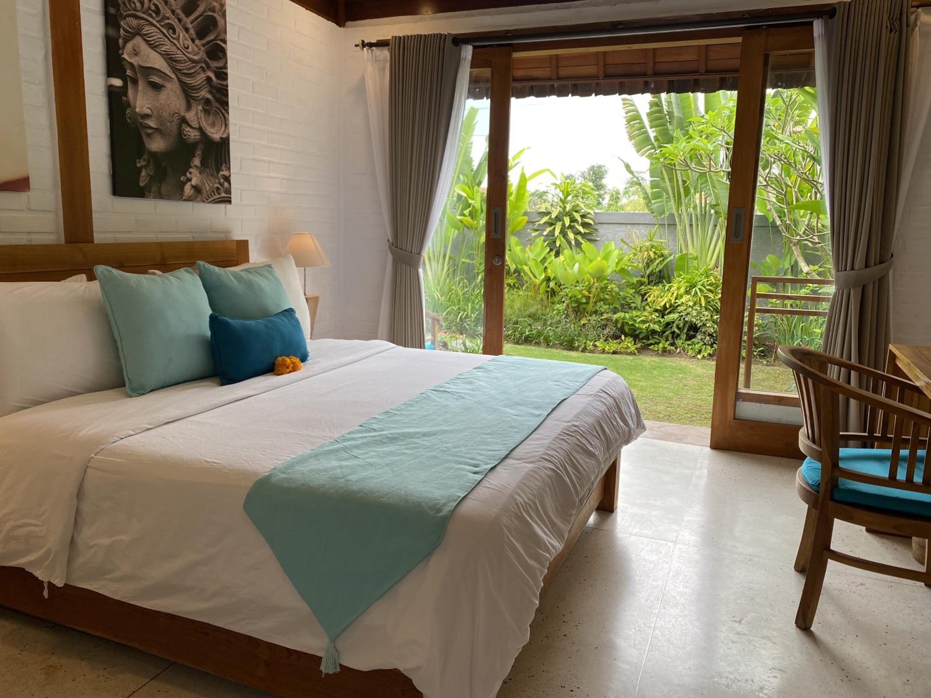 Bungalow with Garden View - Photo 8
